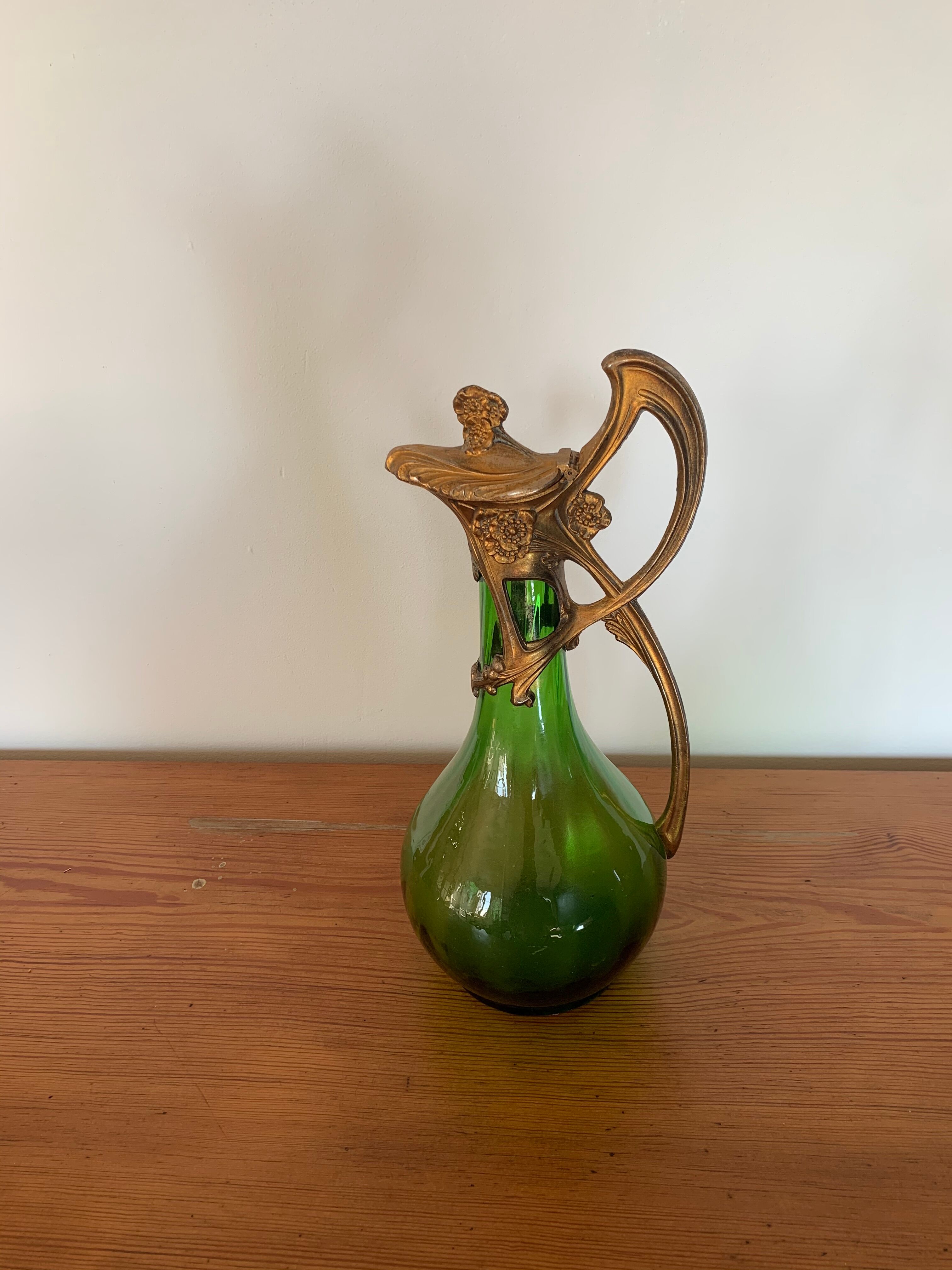 Blown glass carafe needle