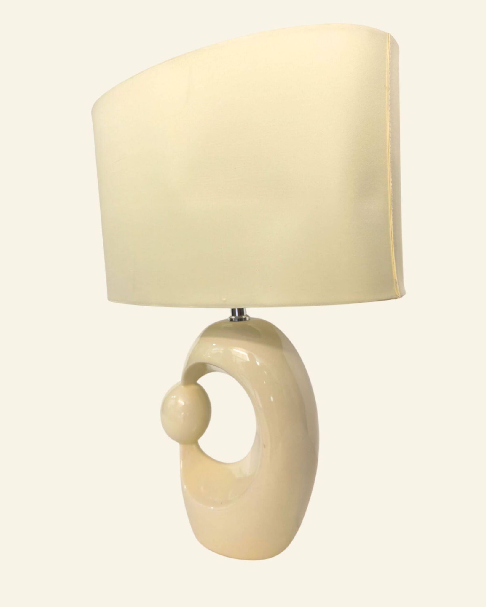 Lampe de table en céramique crème d'inspiration mid-century, avec abat-jour