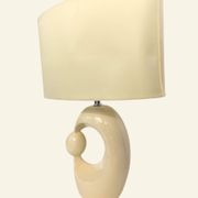 Lampe de table en céramique crème d'inspiration mid-century, avec abat-jour