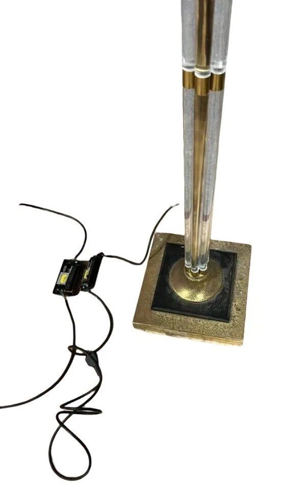 Maison Roméo – Pair of large floor lamps, circa 1970 (B) Lucite and gilded bronze