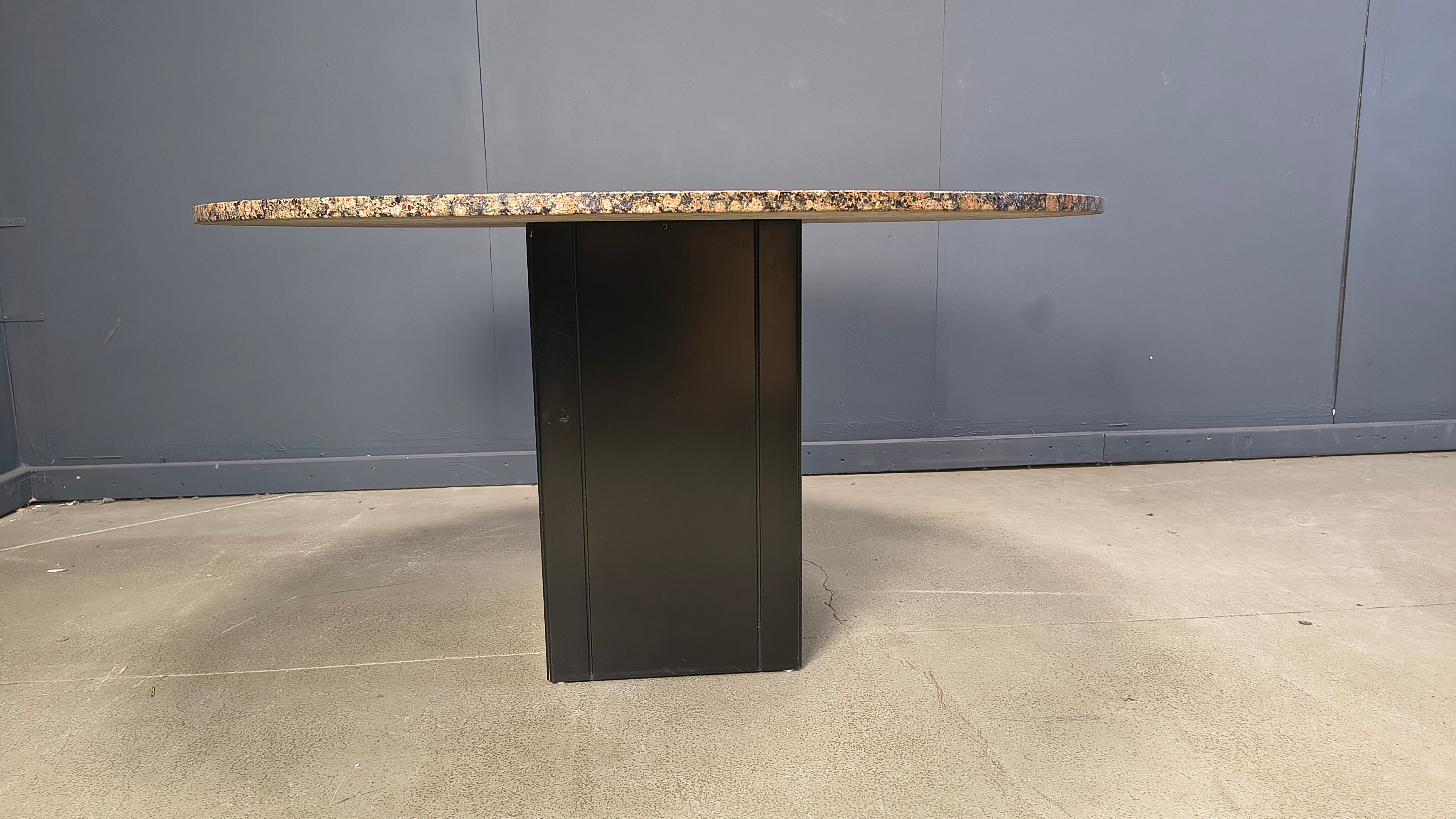 Table ronde en granit vintage, années 1970