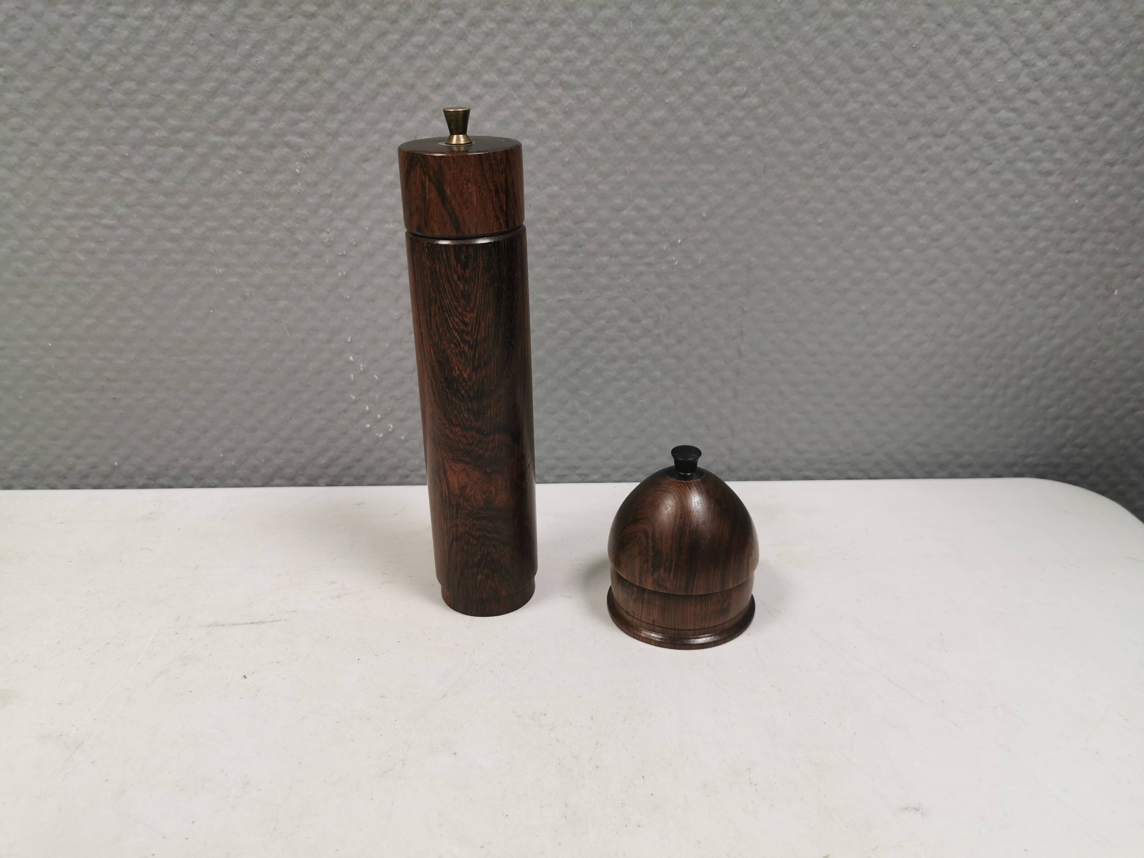 A salt and pepper set in rosewood, Danish from the 1960s-70s.