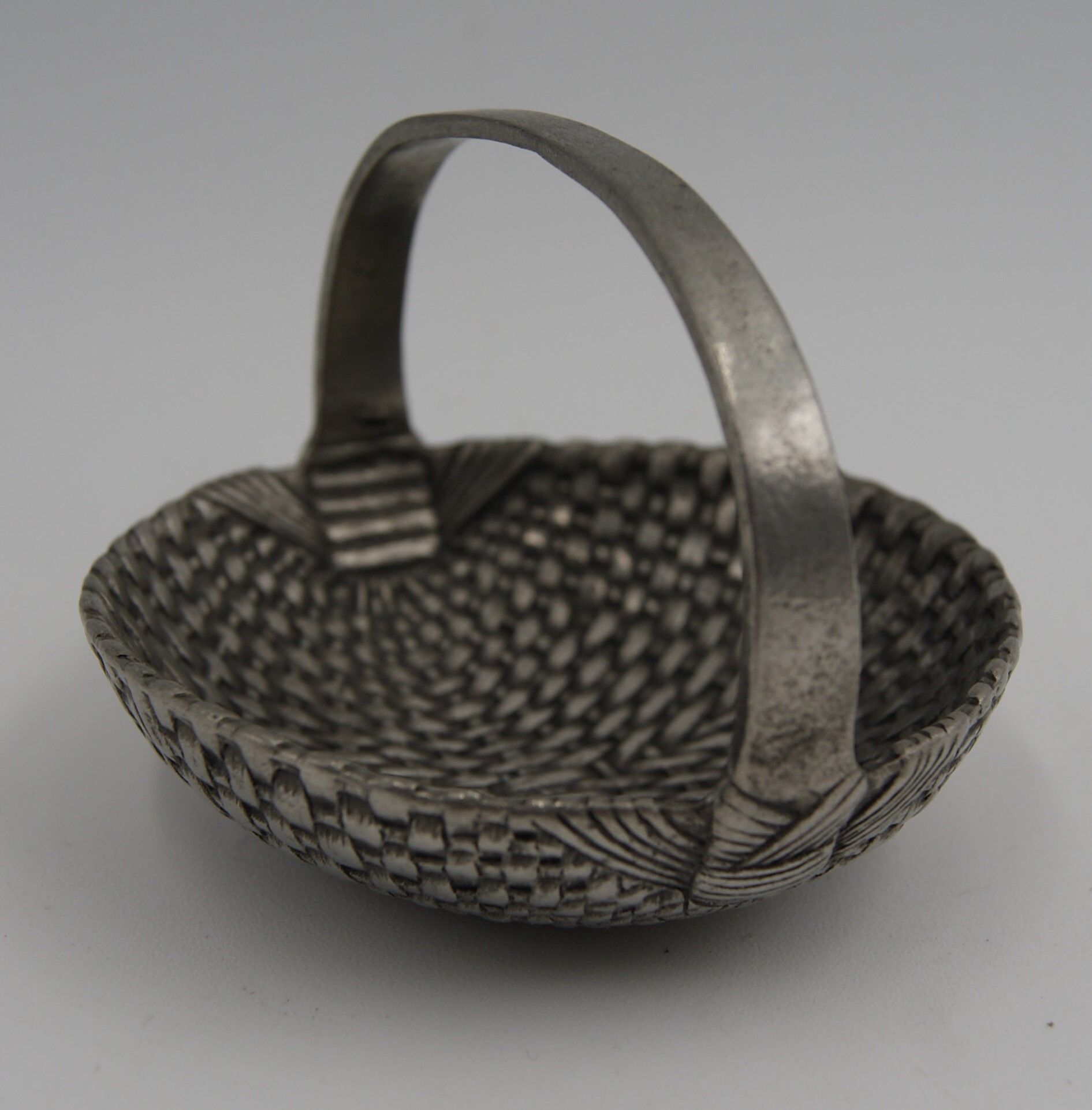 Basket tin braided deco vintage table