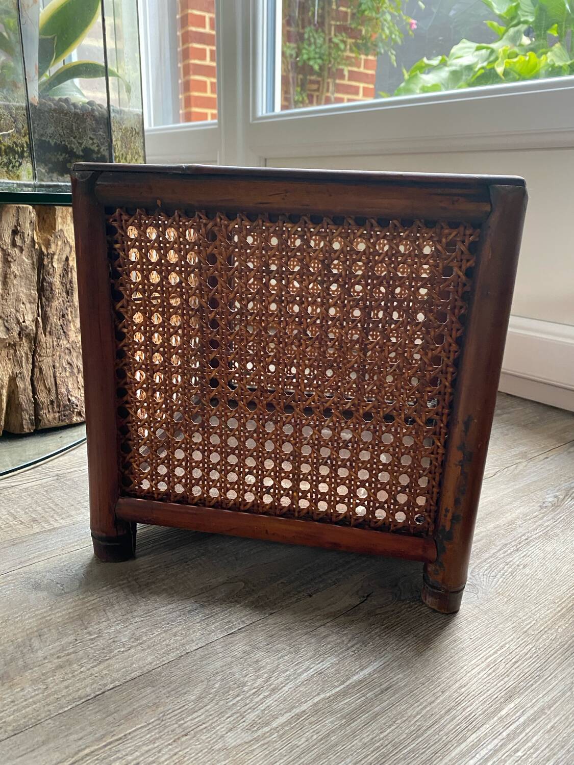 Caches-pots vintage en bois et cannage