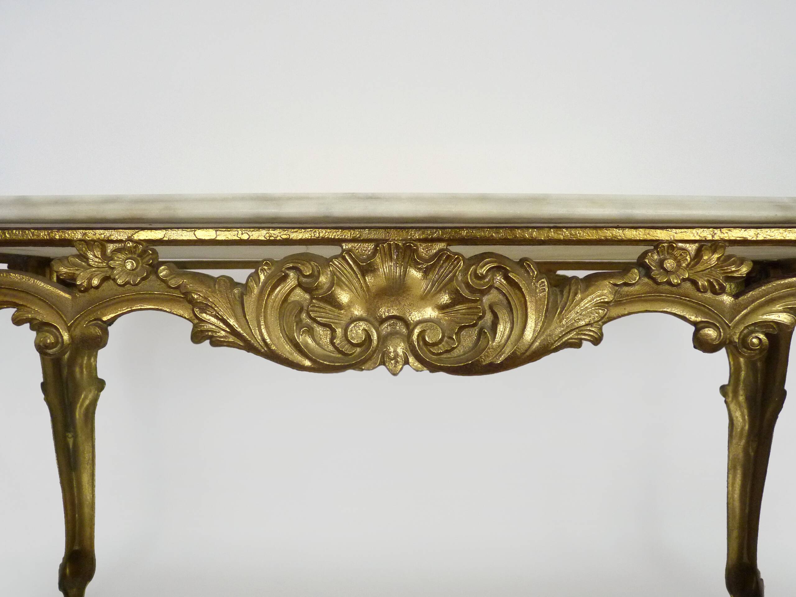 Table basse structure en laiton et plateau en marbre. Années 60