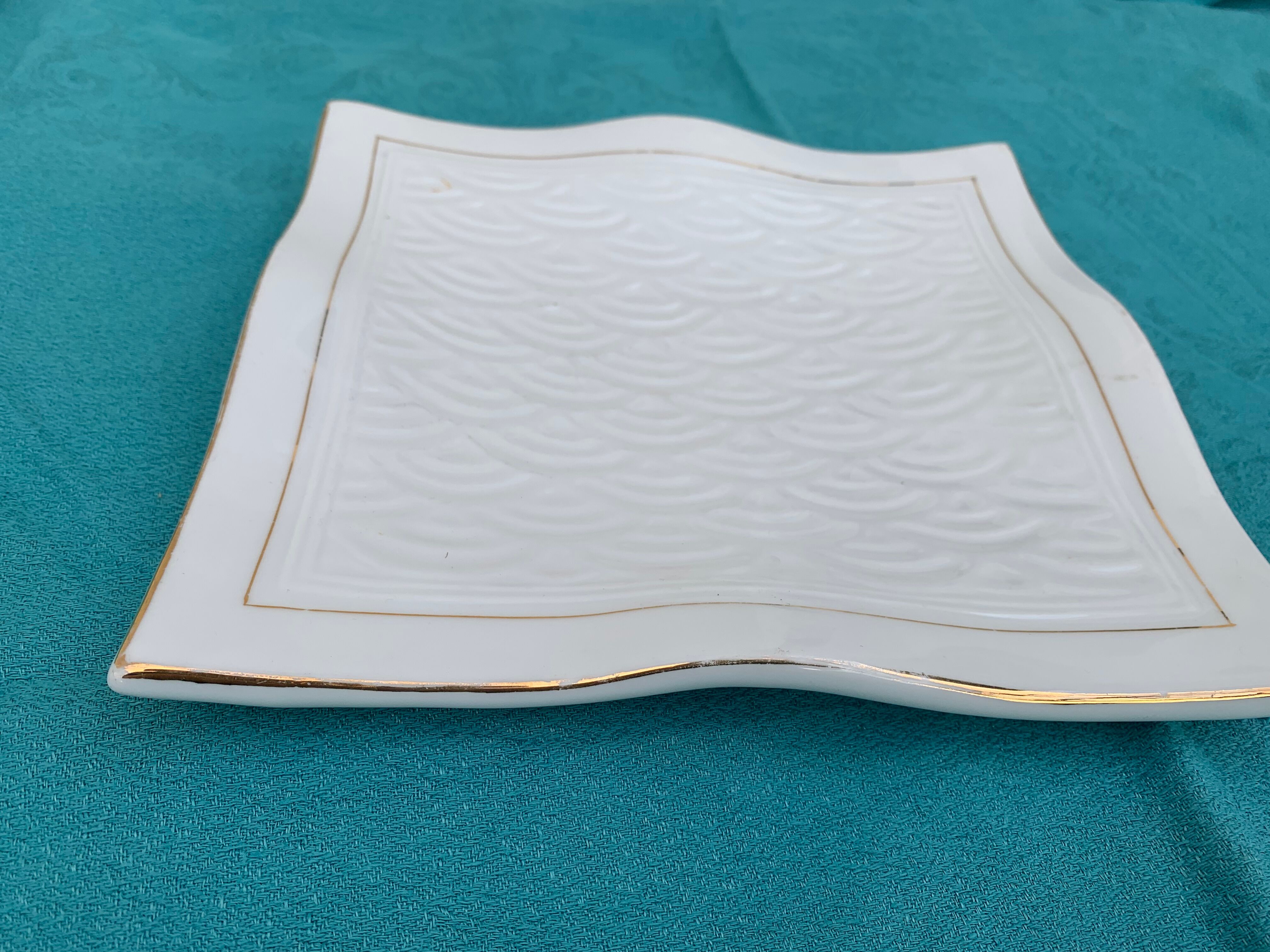 6 white glazed ceramic plates vague design and contemporary patterns