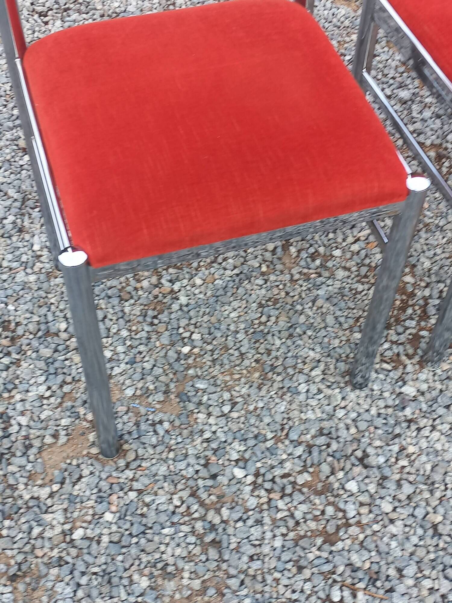Pair of designer chairs in chrome metal and orange velvet from the 1970s.