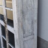 Armoire blanche en bois ancien vitrée