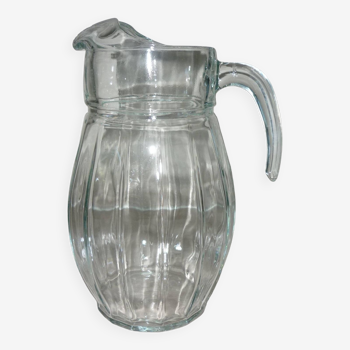 Carafe transparente vintage en verre moulé avec anse