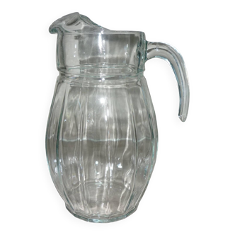 Carafe transparente vintage en verre moulé avec anse