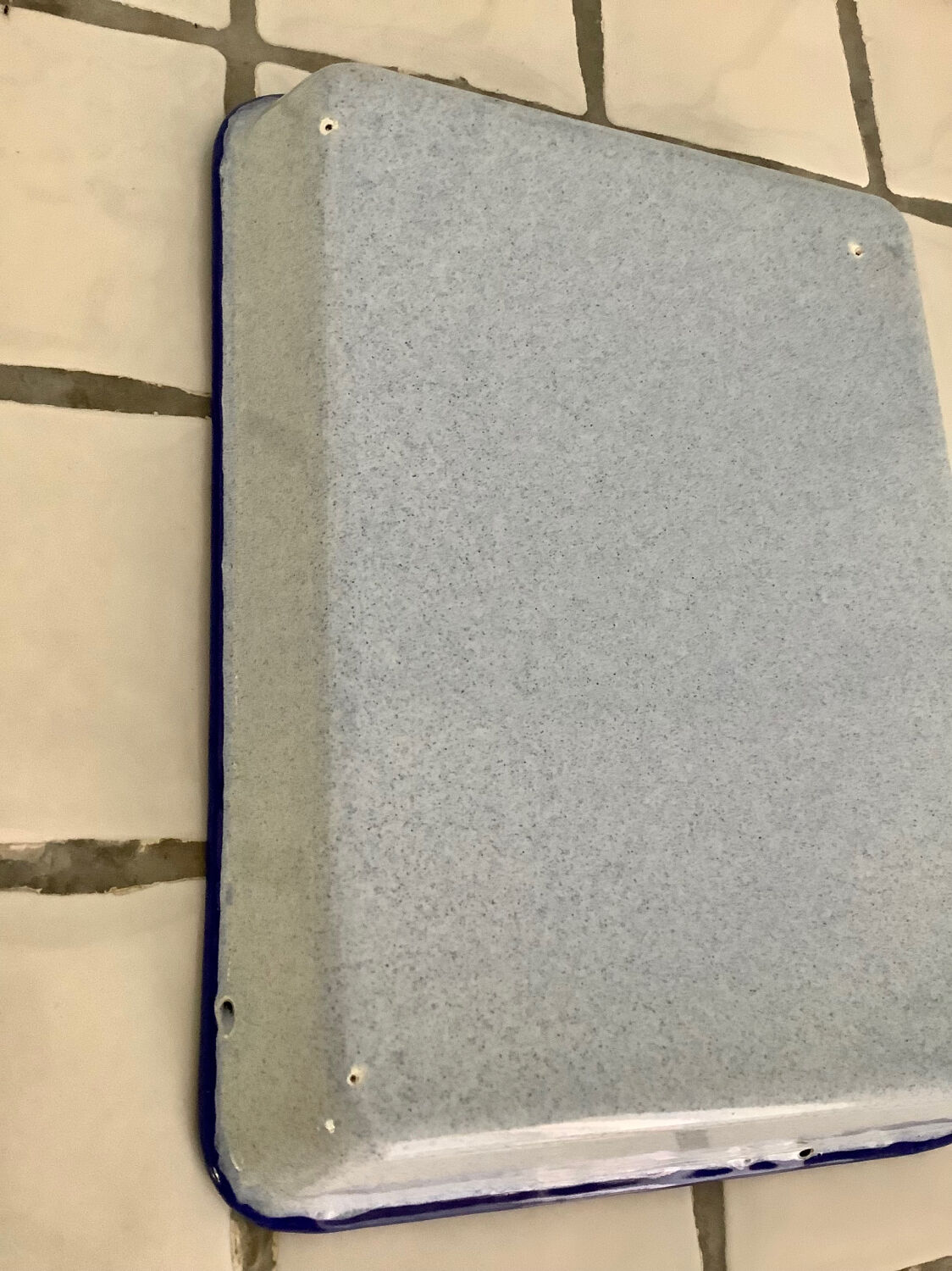 Enamelled sheet metal plate tray