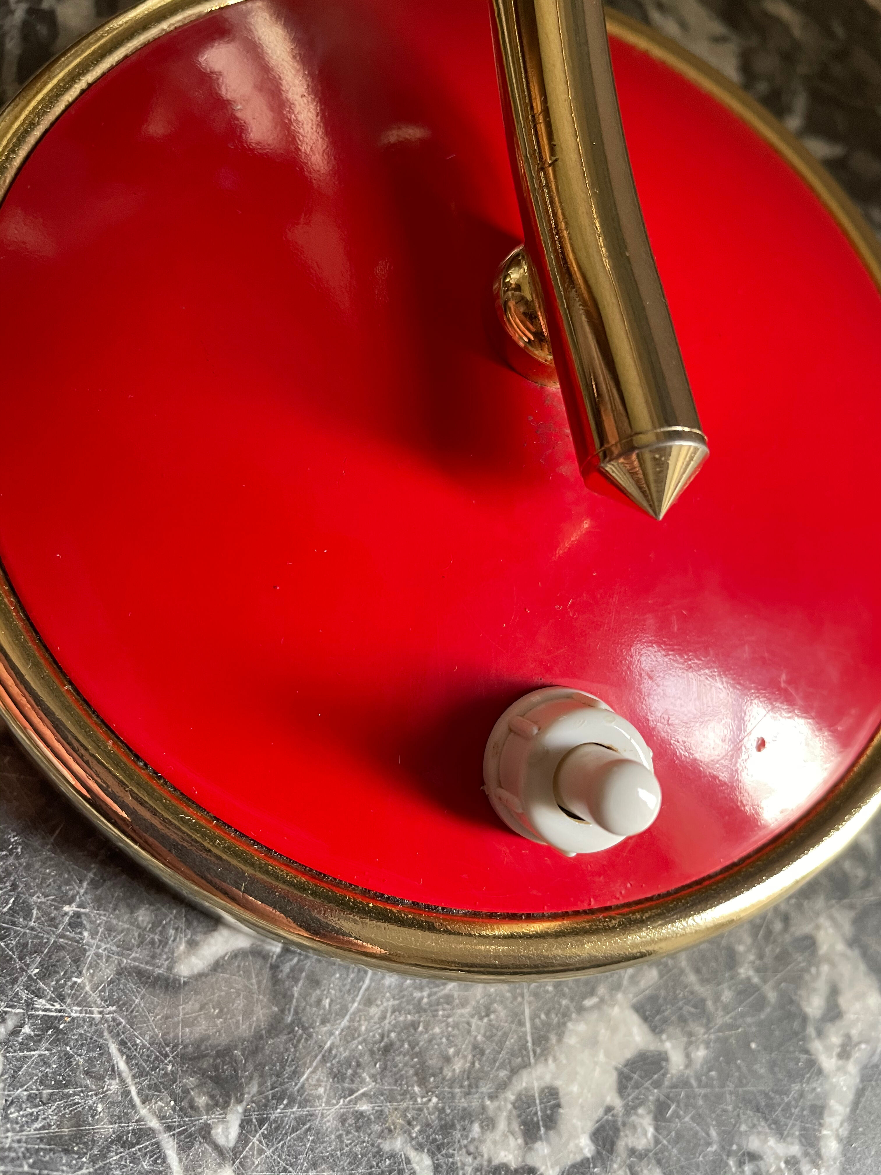 Lampe métal laquée rouge et doré 60’S