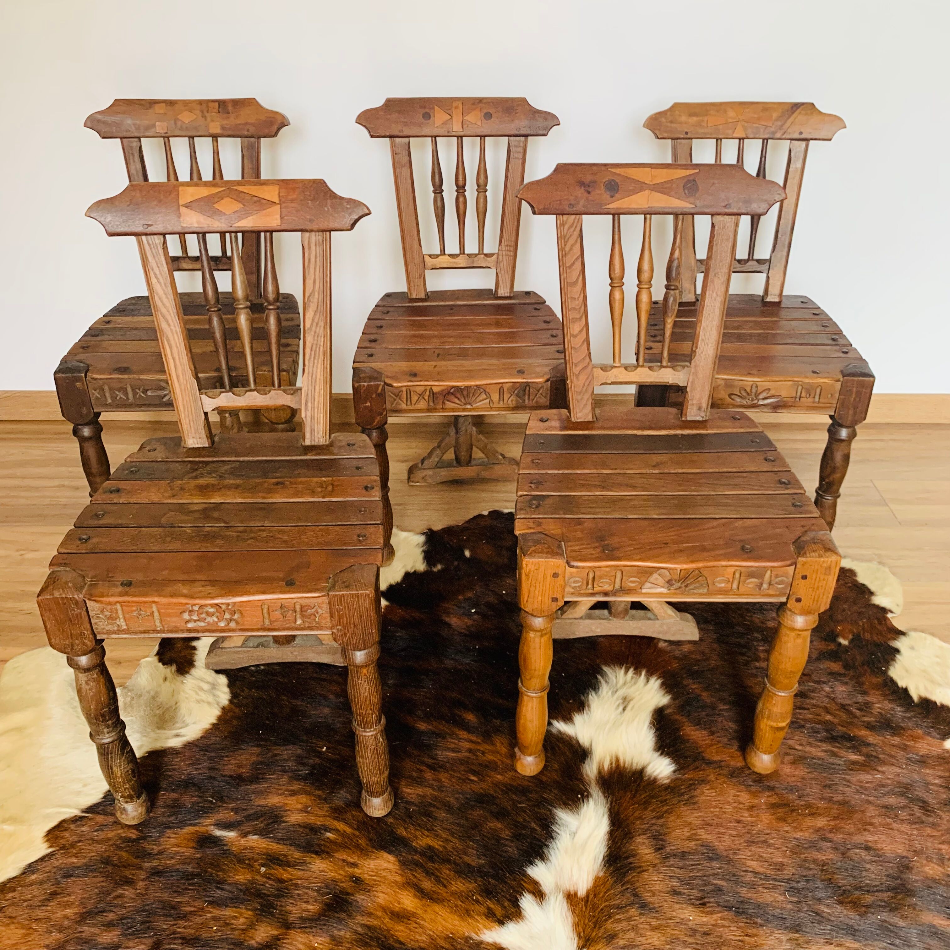 Ensemble de 5 chaises en bois, travail artisanal