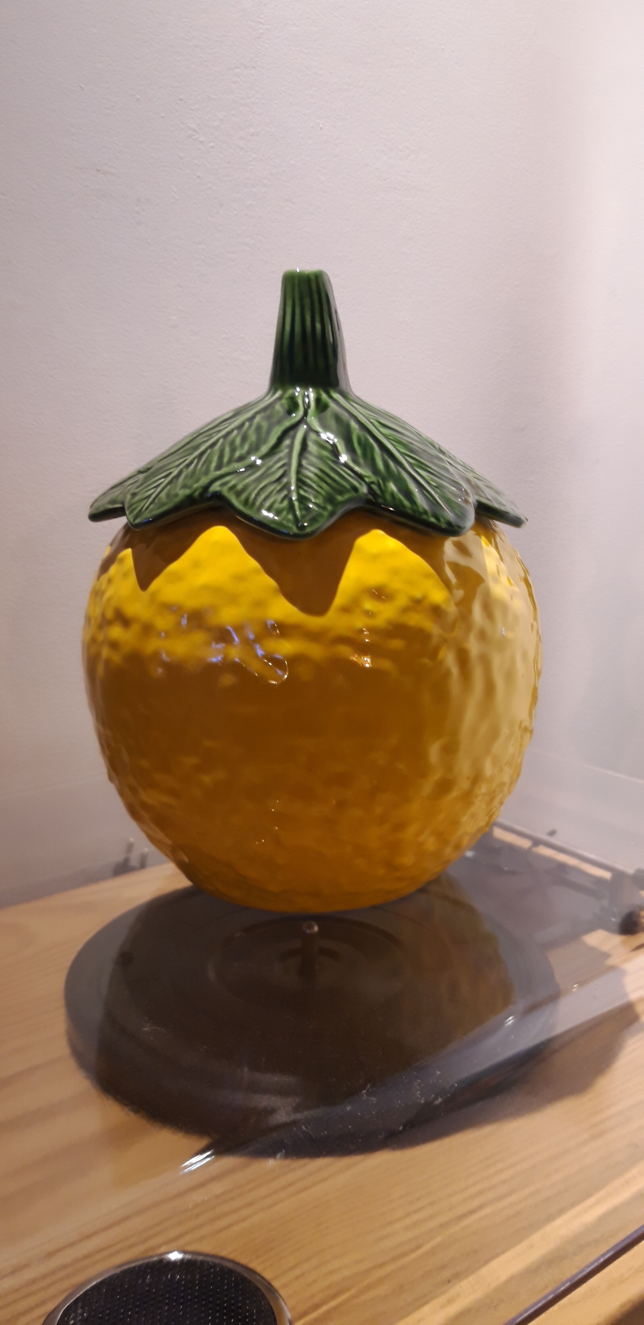 Lemon-shaped ceramic candy