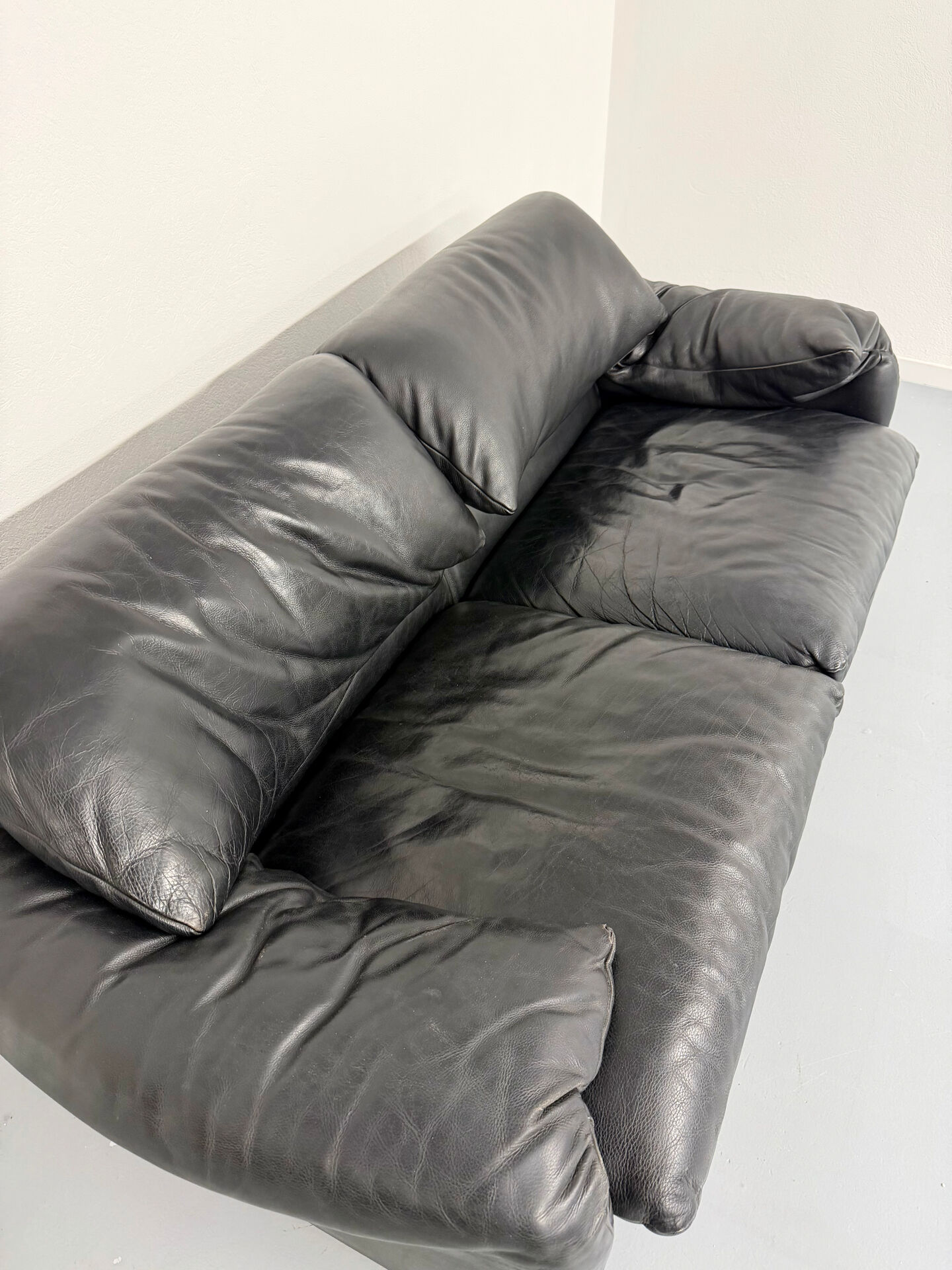 Canapé maralunga design design Vico MAGISTRETTI Cassina en cuir noir