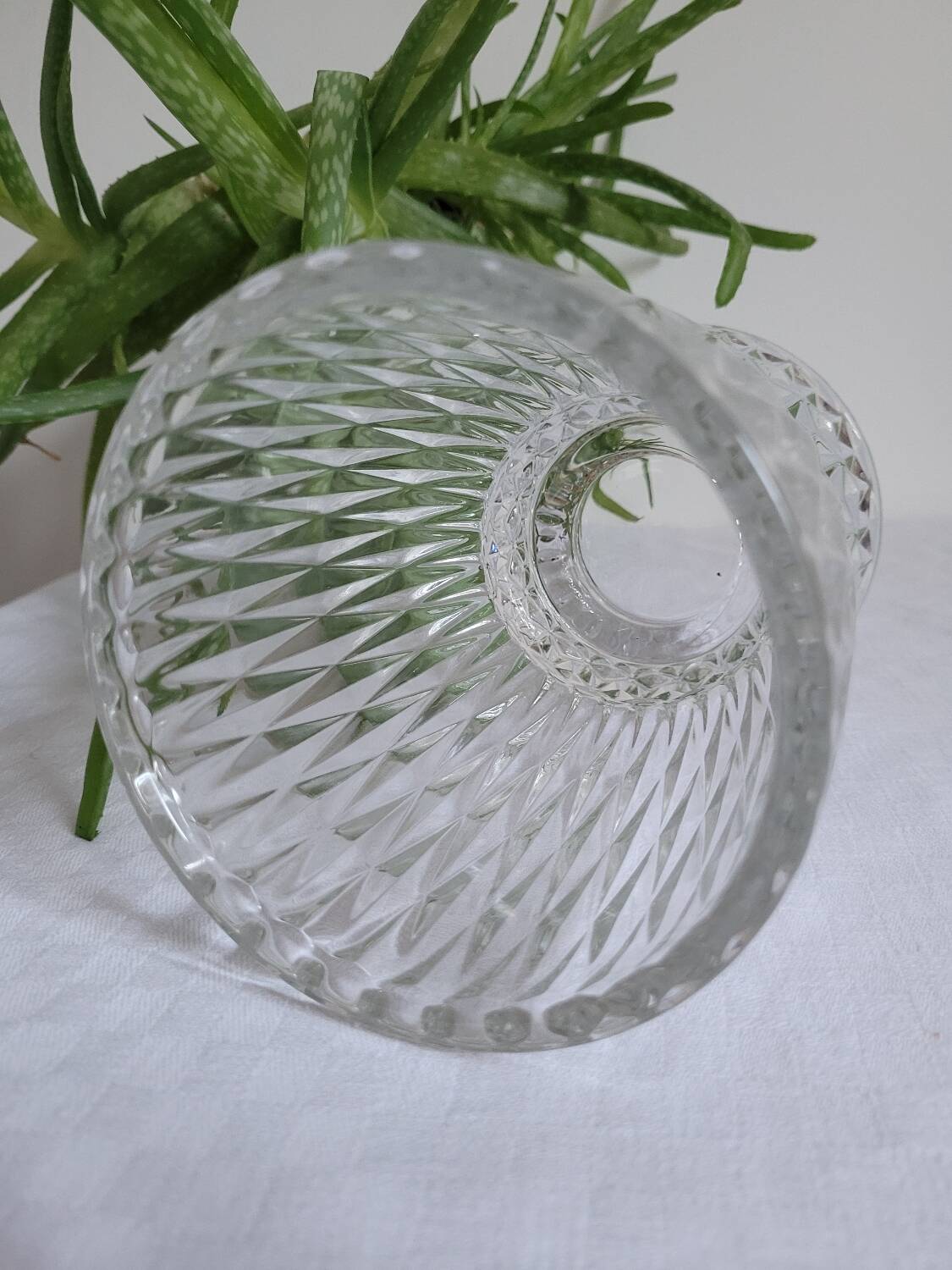 Vase en verre moulé plis origami