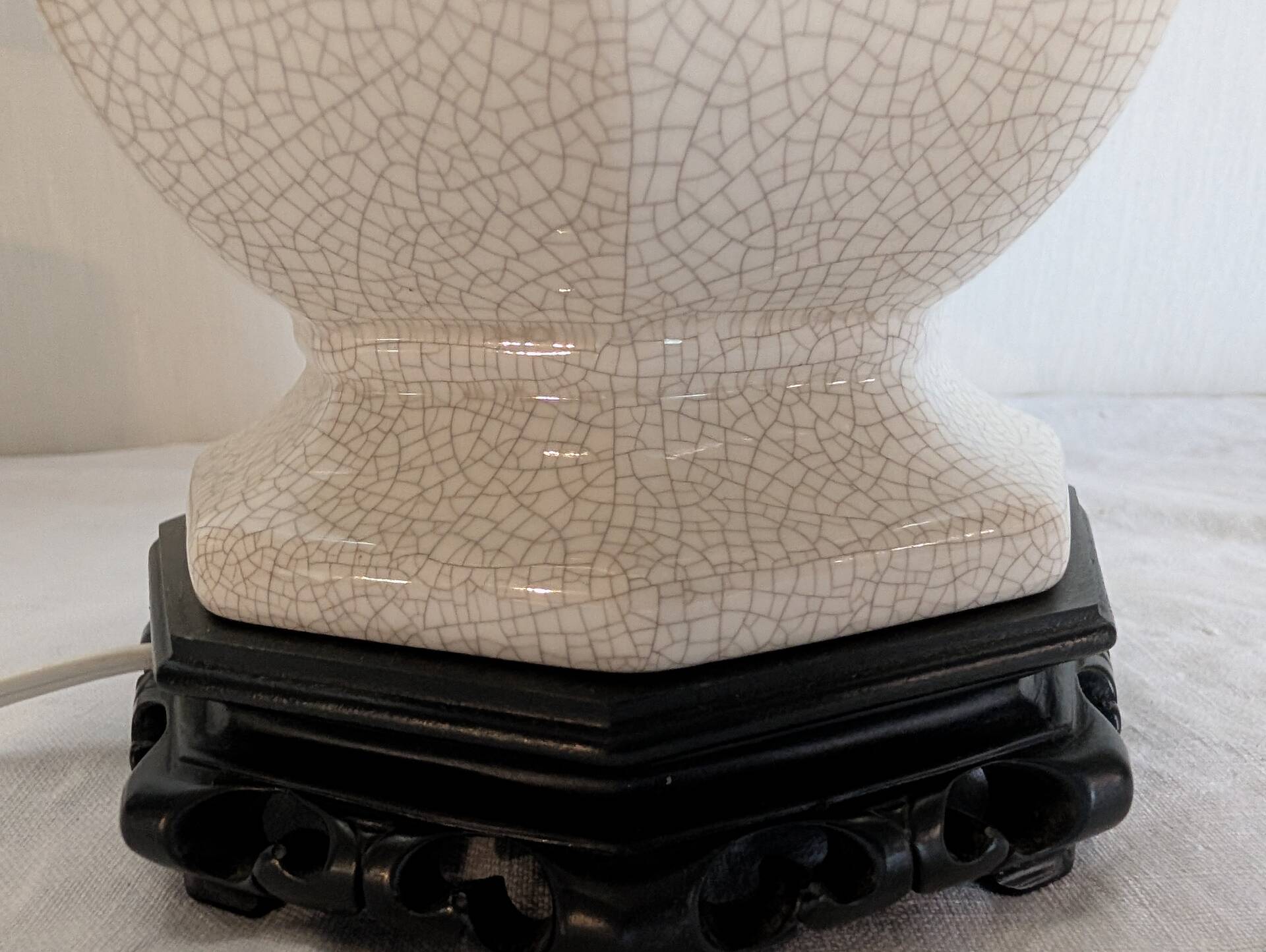 Cracked ceramic lamp base in Chinese style