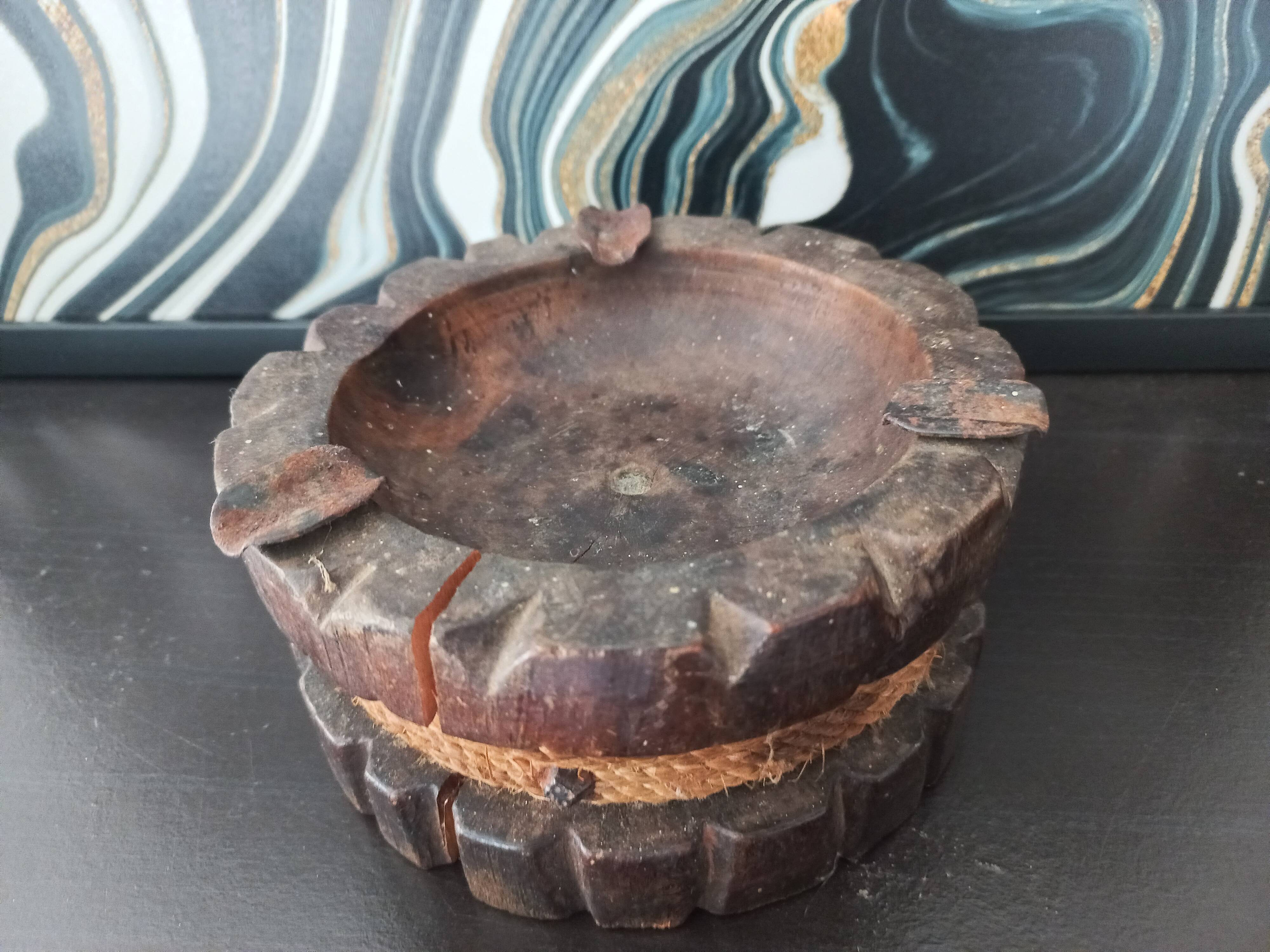 Cendrier rustique ancien en bois sculpté
