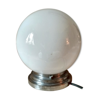 Plafonnier des années 40, globe opaline blanche