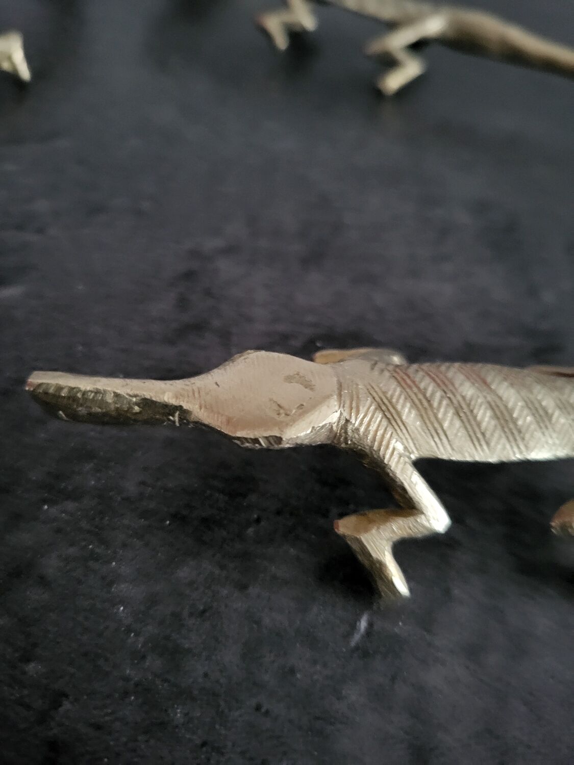 6 vintage knife rests, brass crocodiles, in excellent condition.