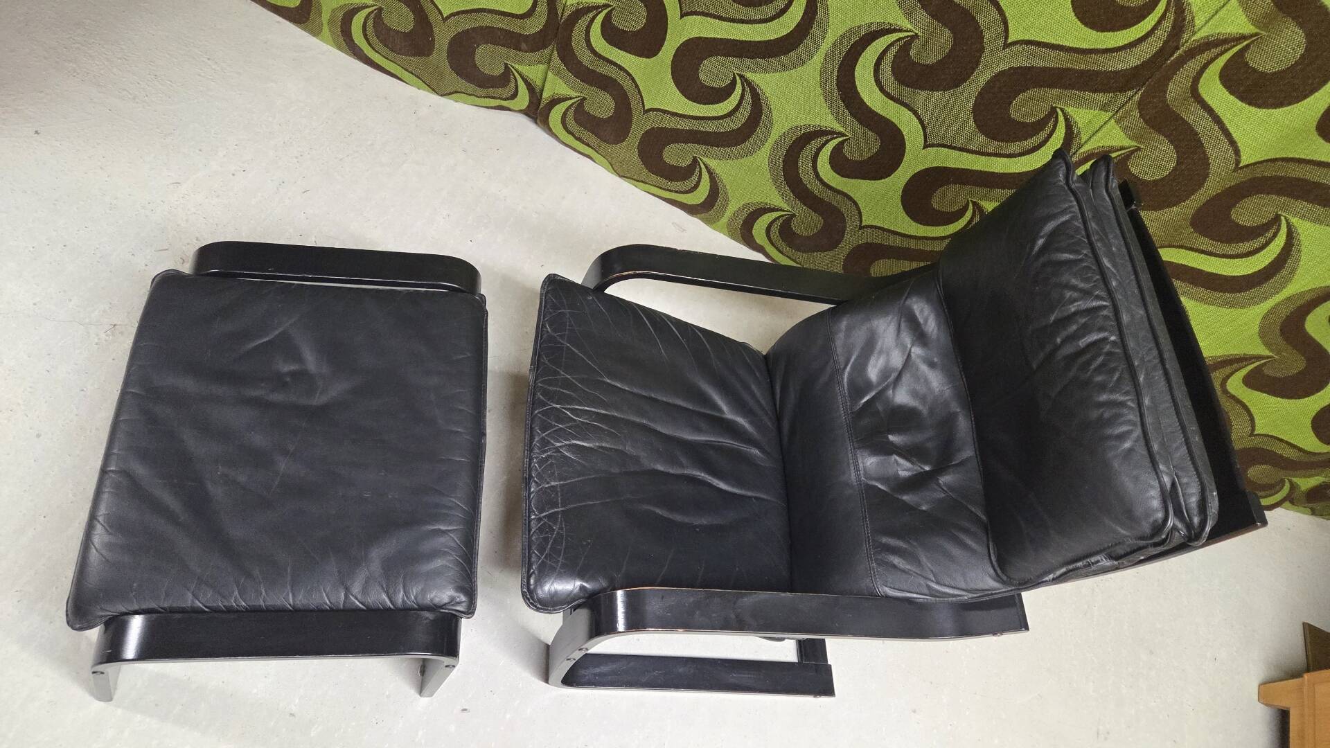 Fauteuil vintage IKEA années 1980 Cuir noir & ottoman