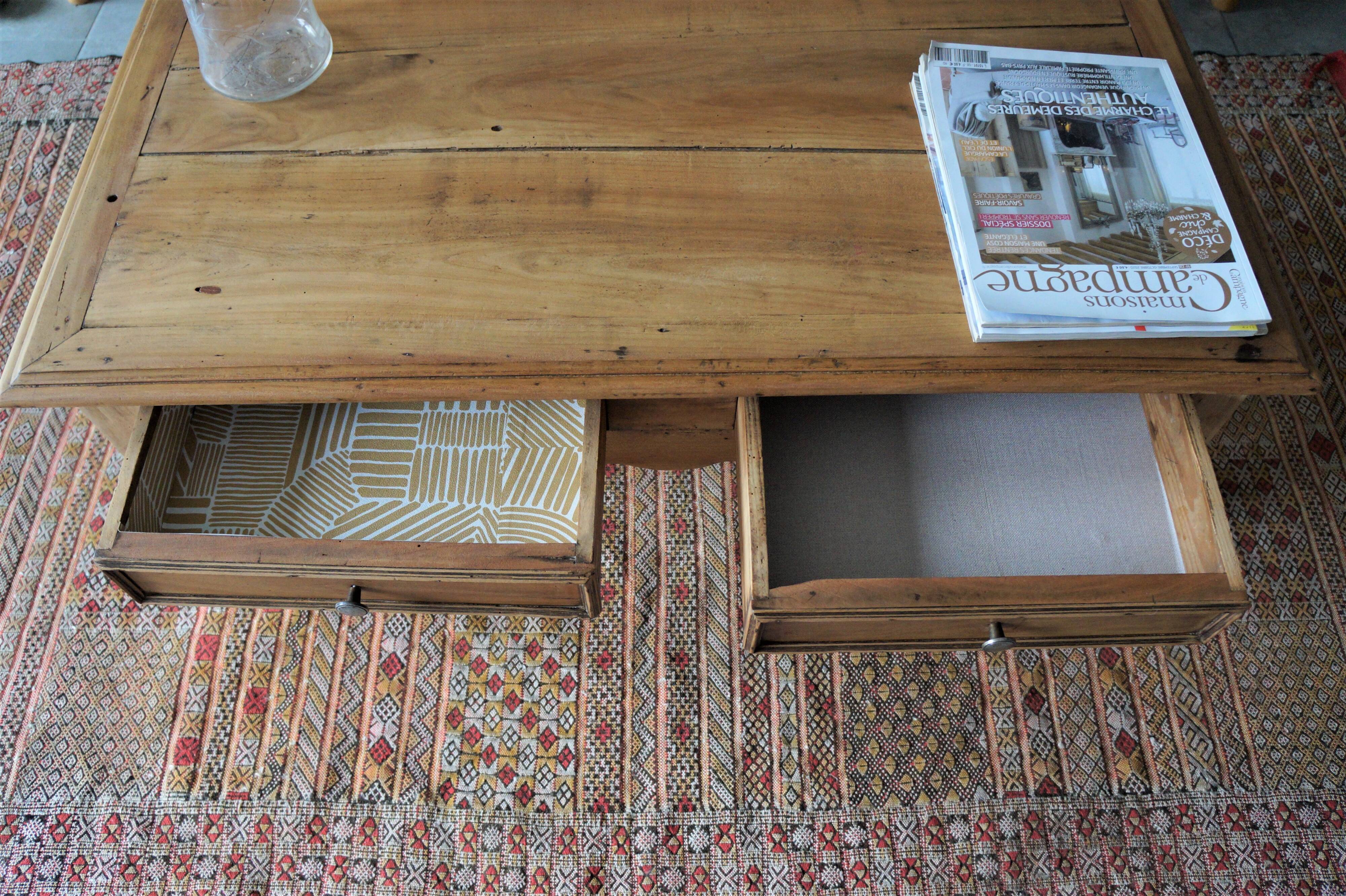 Old oak coffee table with 2 drawers
