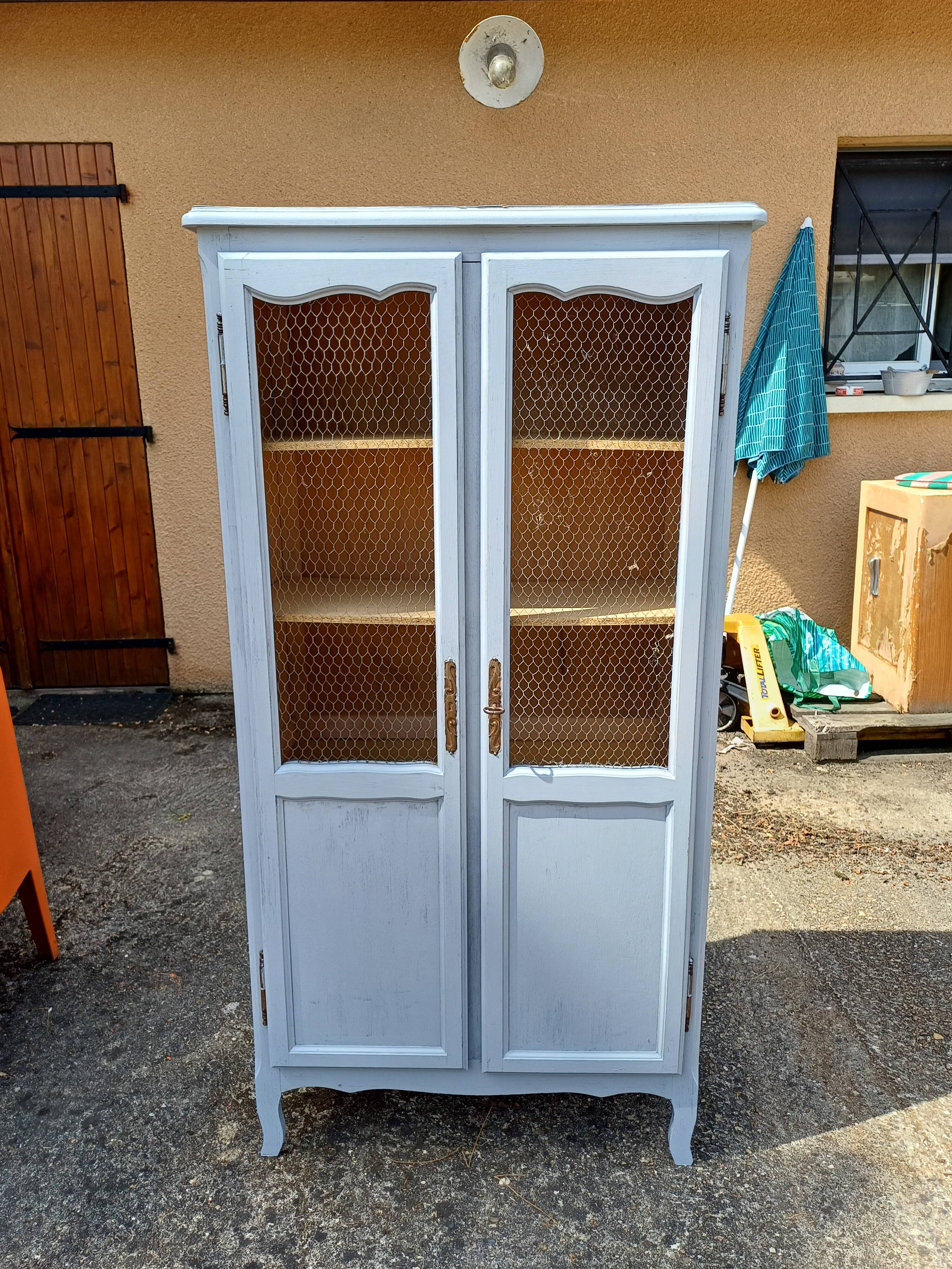 Armoire bibliothèque cérusée et grillagée