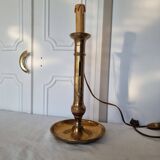 Lampe de table en laiton réalisée sur un bougeoir ou bougeoir ancien du 19ème siècle