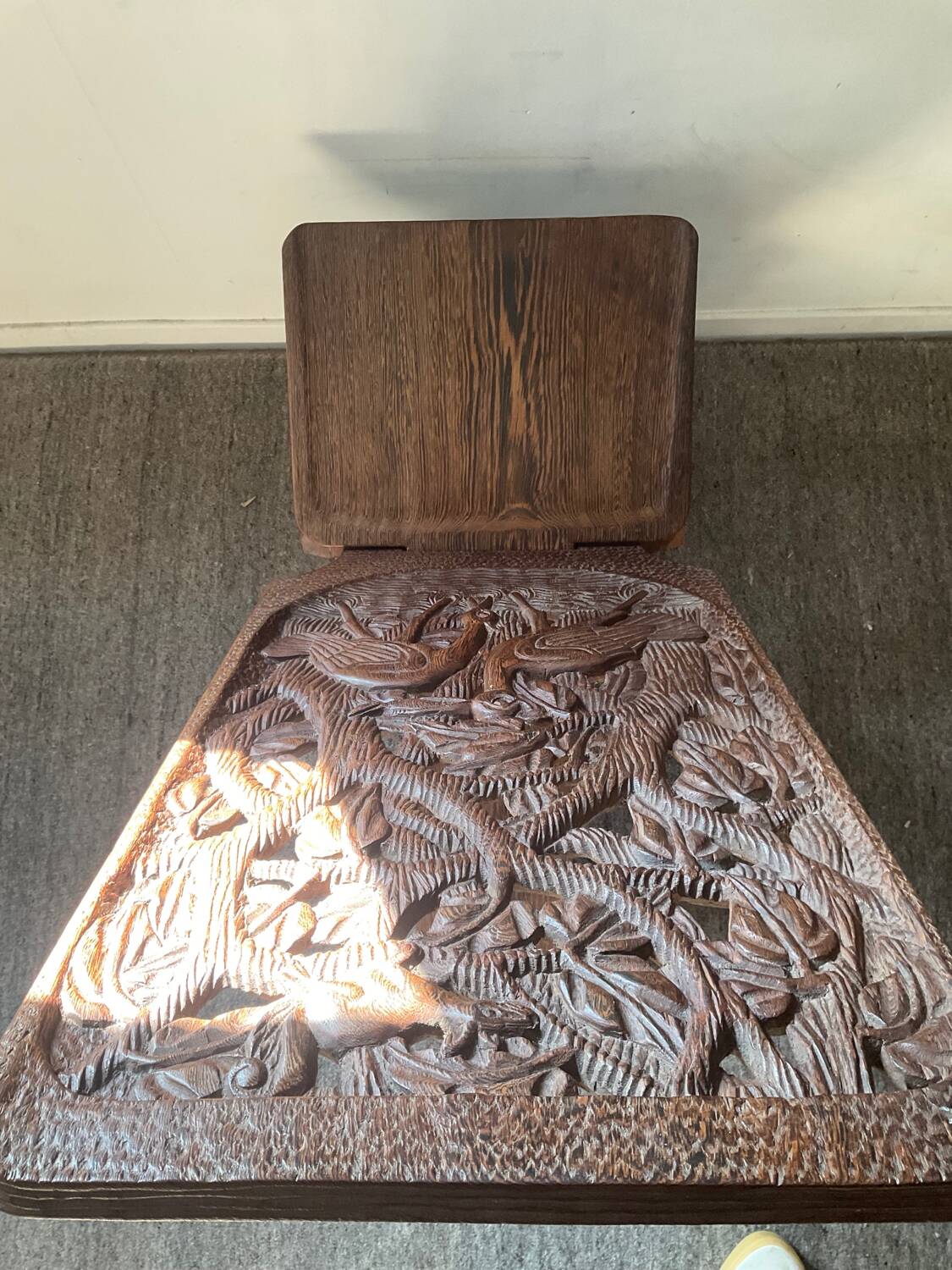Chaise vintage à palabre en bois sculpté