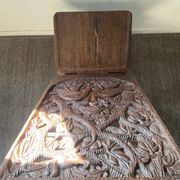 Chaise vintage à palabre en bois sculpté