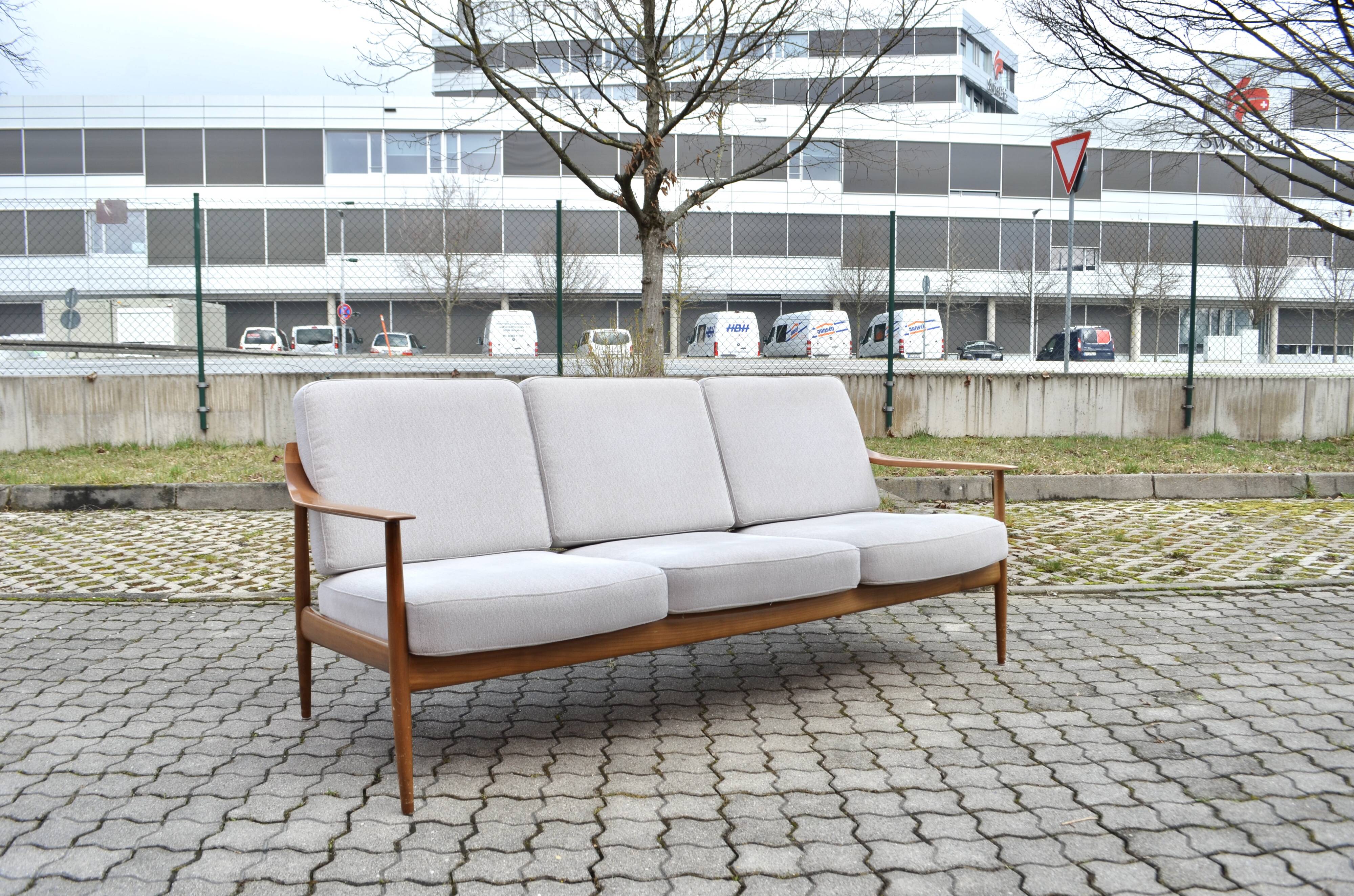 Knoll Antimott Sofa walnut