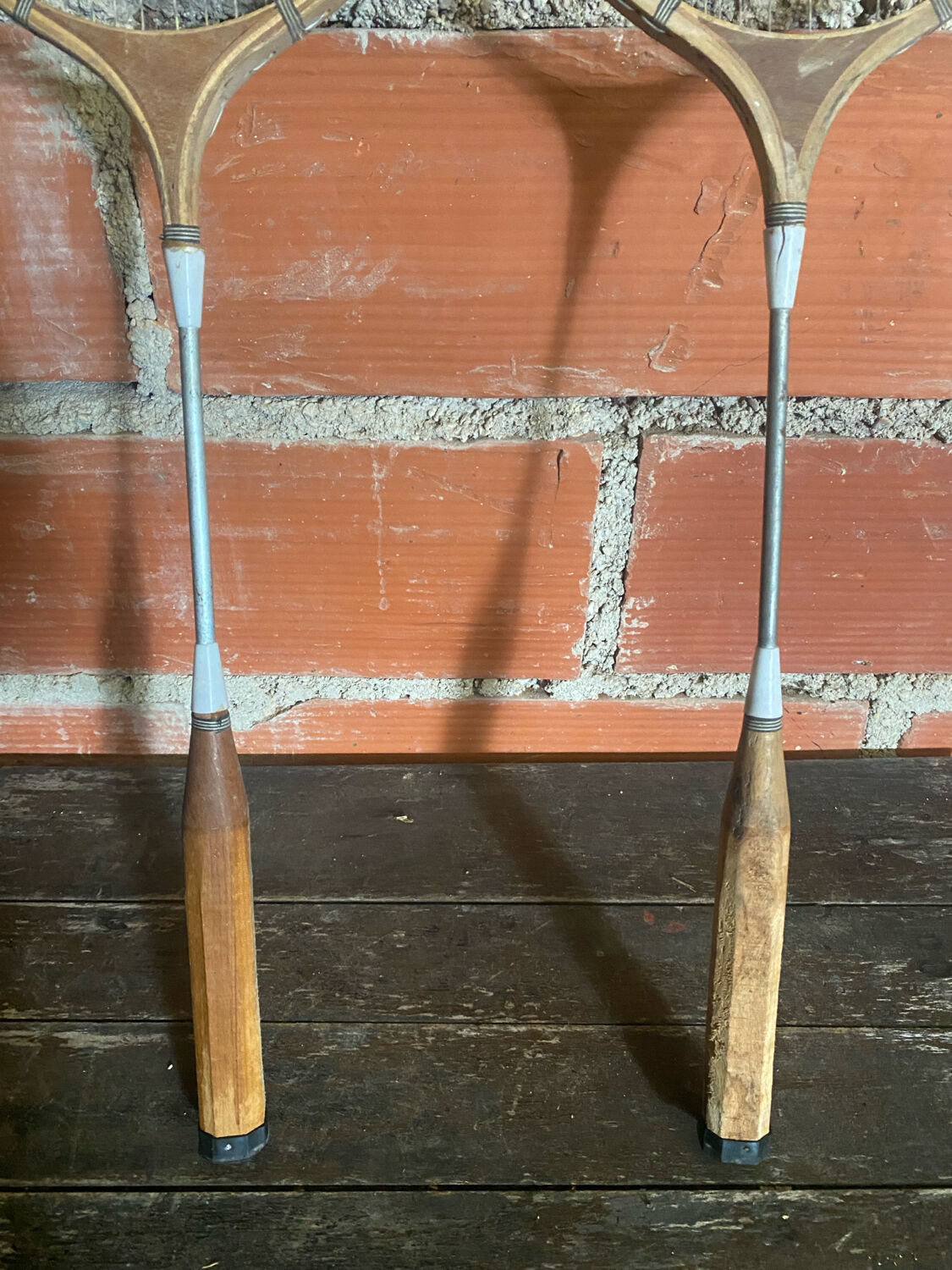 Paire de raquettes de tennis anciennes en bois et métal, années 50