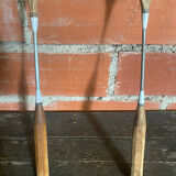 Paire de raquettes de tennis anciennes en bois et métal, années 50