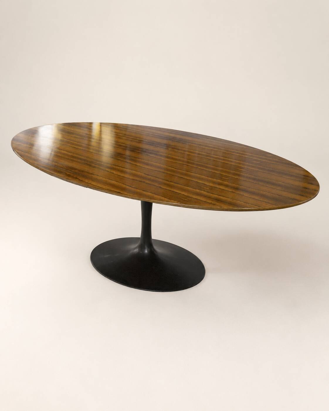 Eero saarinen (1910-1961) for knoll international. oval table model "tu"