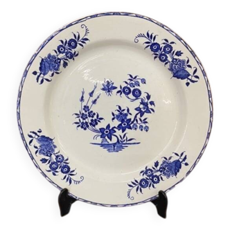 Round dish in Tournai porcelain, Boch Frères, fly decoration