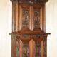 Cabinet Louis XIII revival en noyer et marbre sculpté