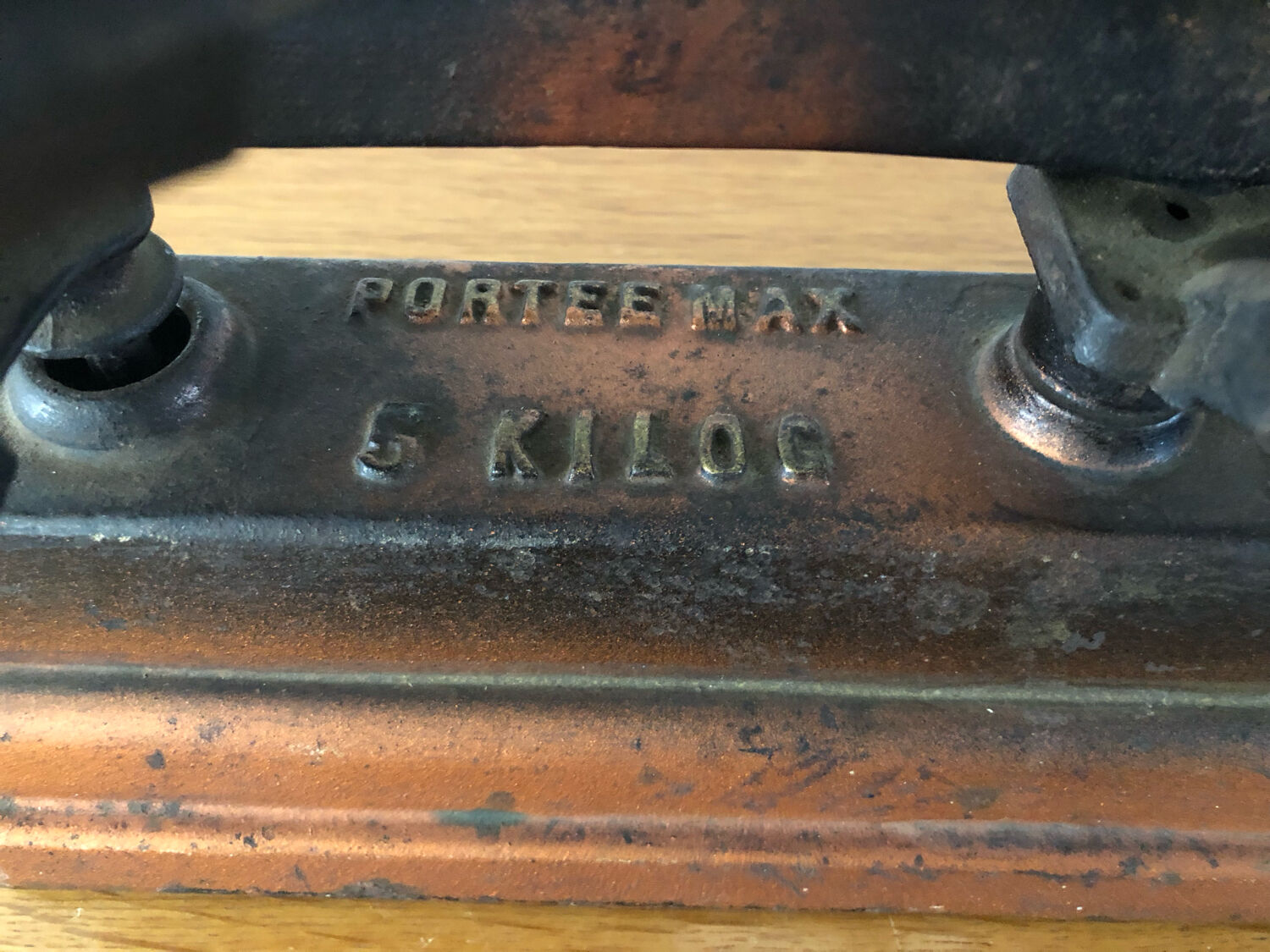 Old balance force 5 kilos Roberval copper and black