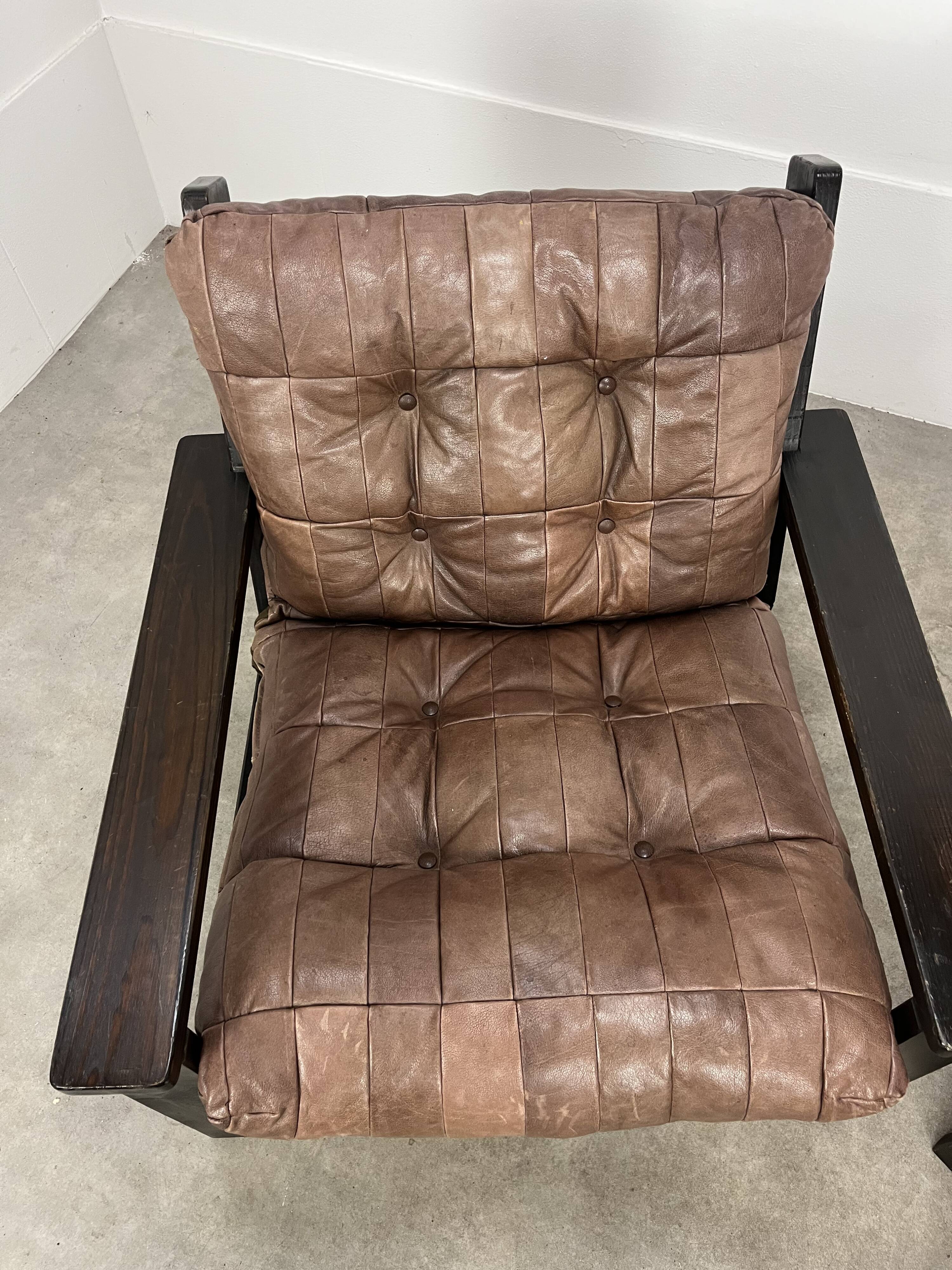 Living room sofa and brutalist armchairs in leather and wood, 70s, chalet style