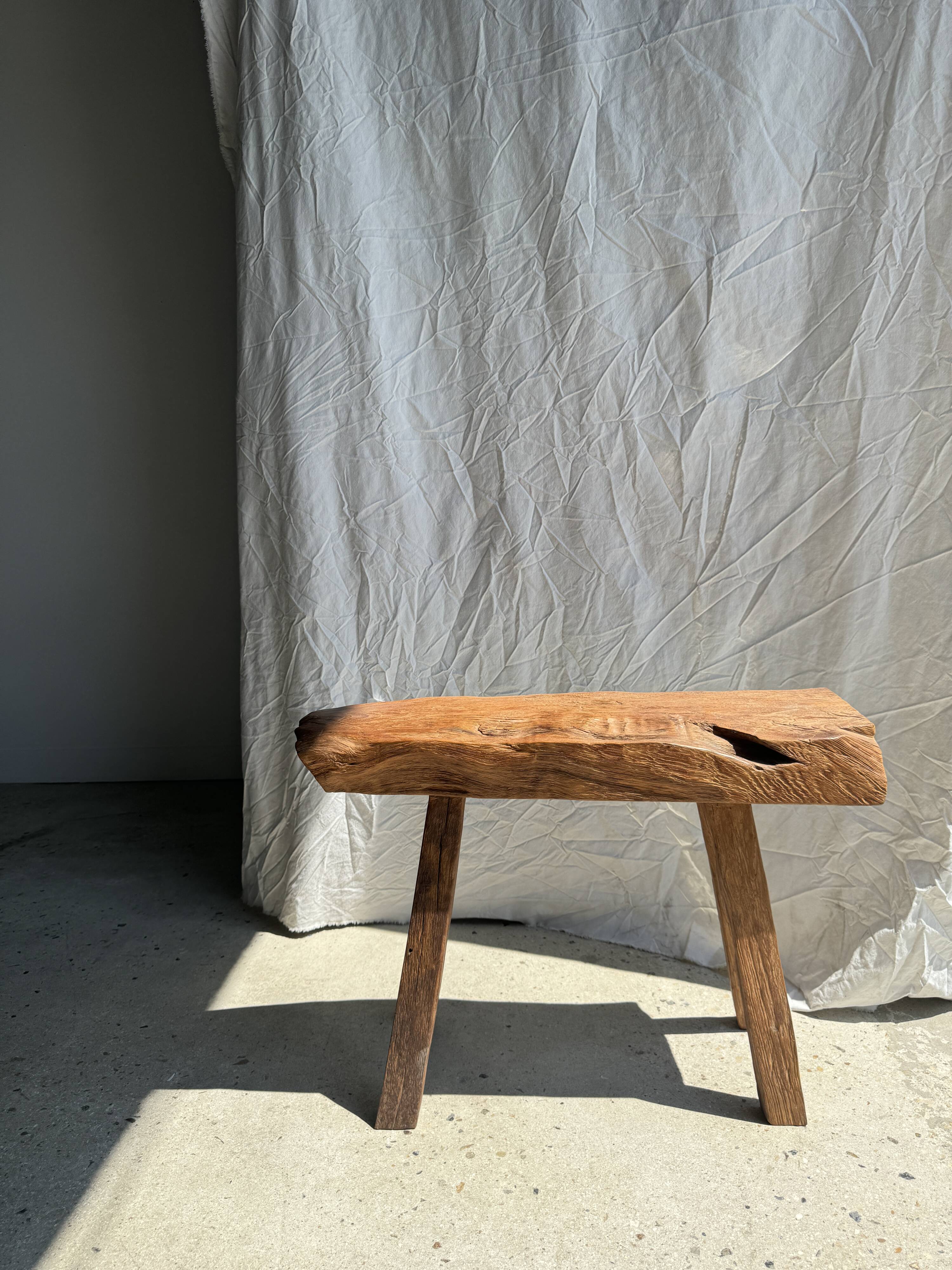 Small organic bench in upcycled Asian teak quadripod - Sungai