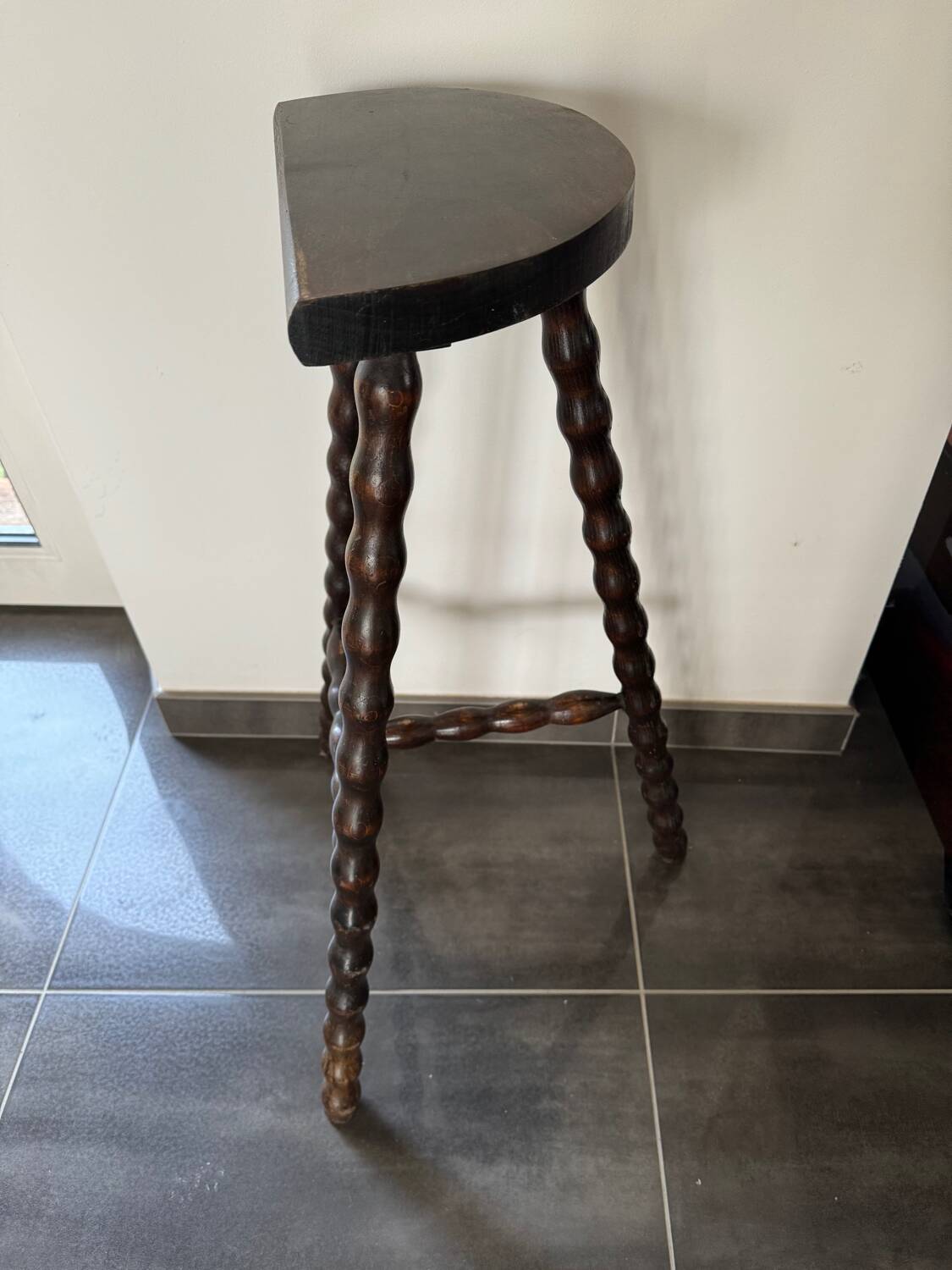 High tripod saddle stool