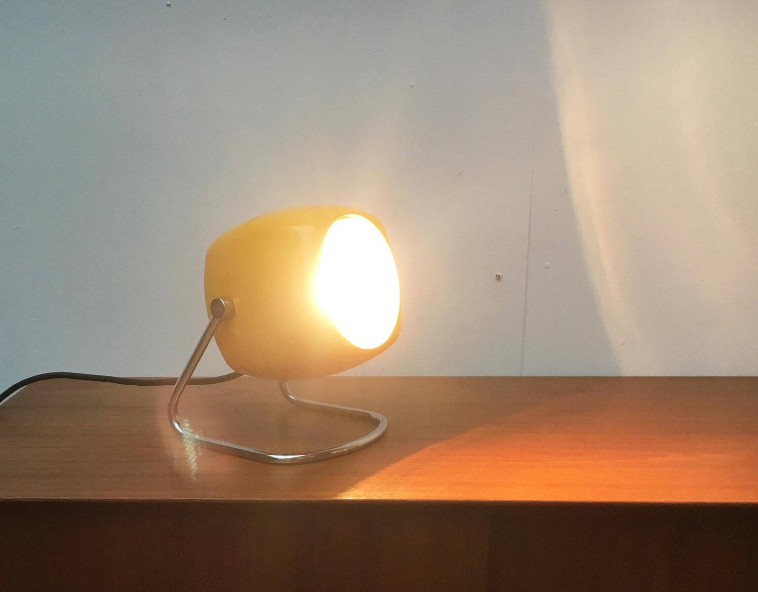 Lampe de table italienne en métal Space Age de Harveiluce, années 1970