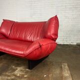 Leolux Tango sofa in cherry red color