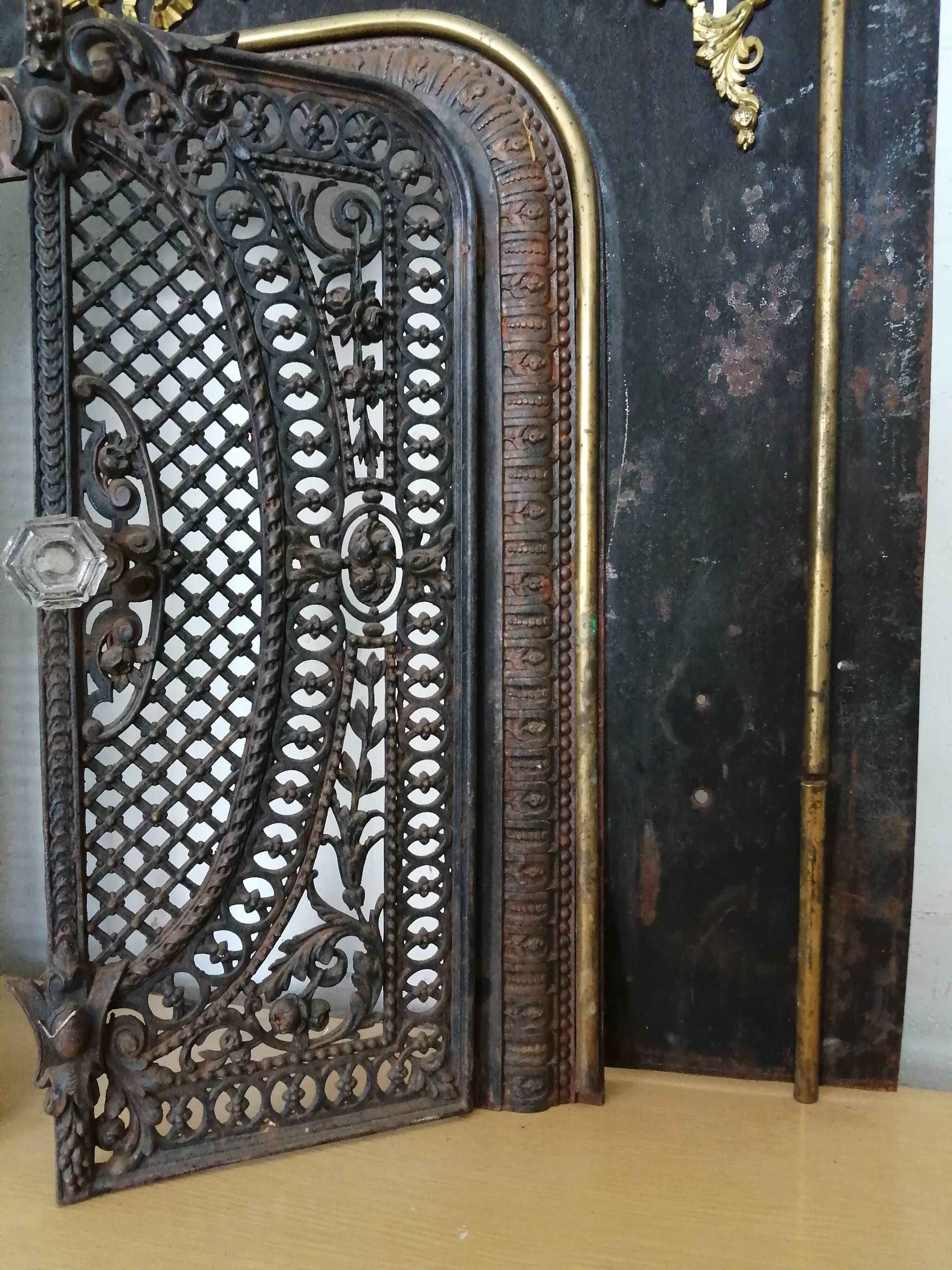 Fireproof adornment against chimney heart