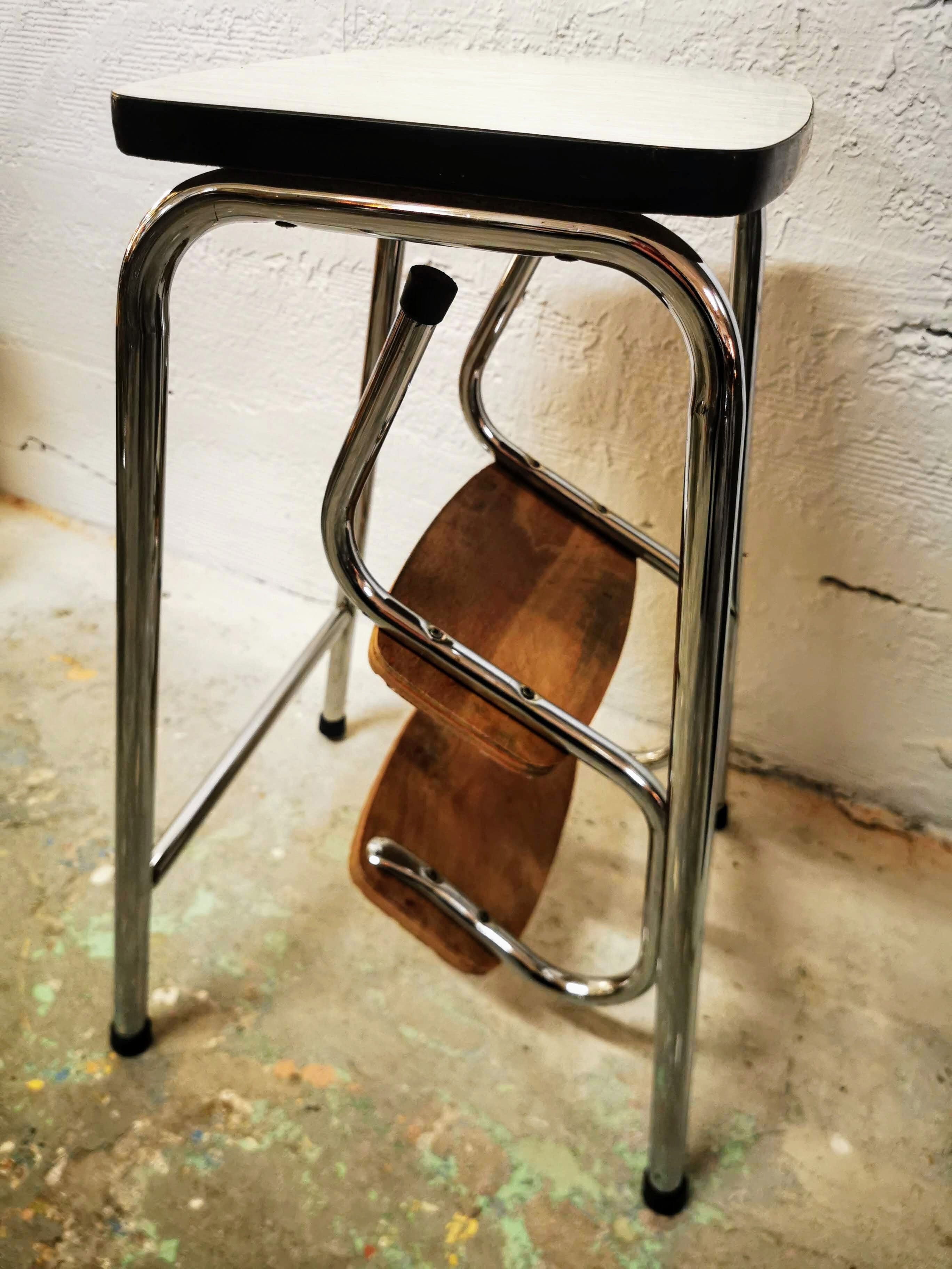 Retractable foot step ladder