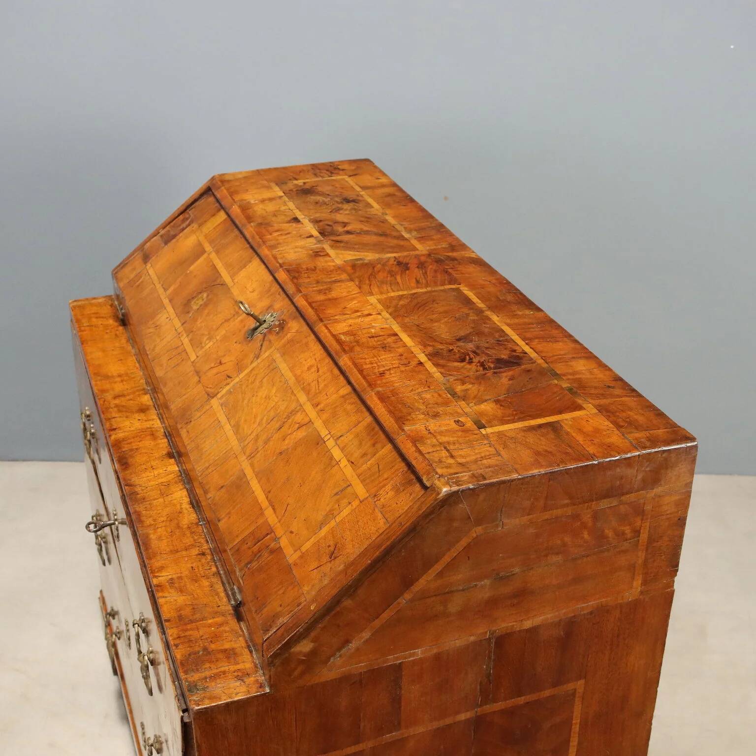 Walnut desk - Italy 18th century