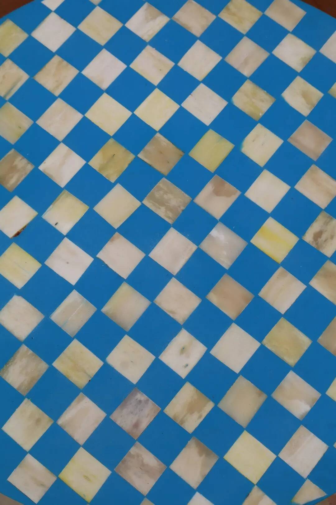 Table d'appoint tabouret en marqueterie os et résine bleue