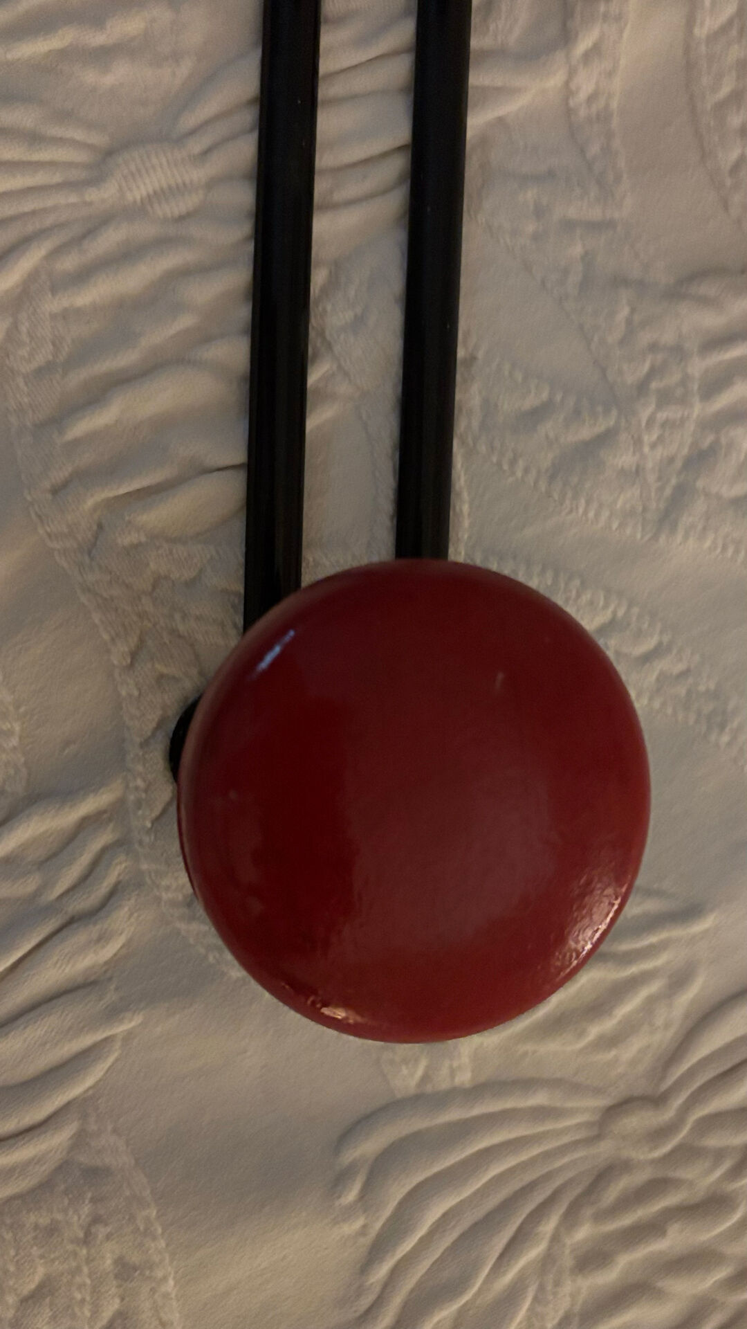 Patère double d’école. Rouge grenat métal rouge