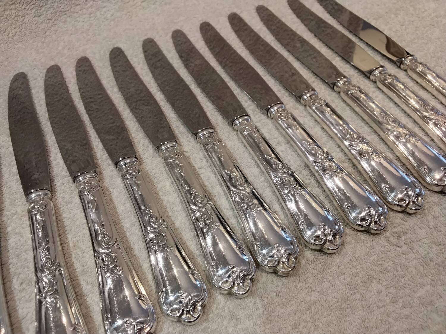 12 silver-plated metal table knives St Medard rocaille Florian