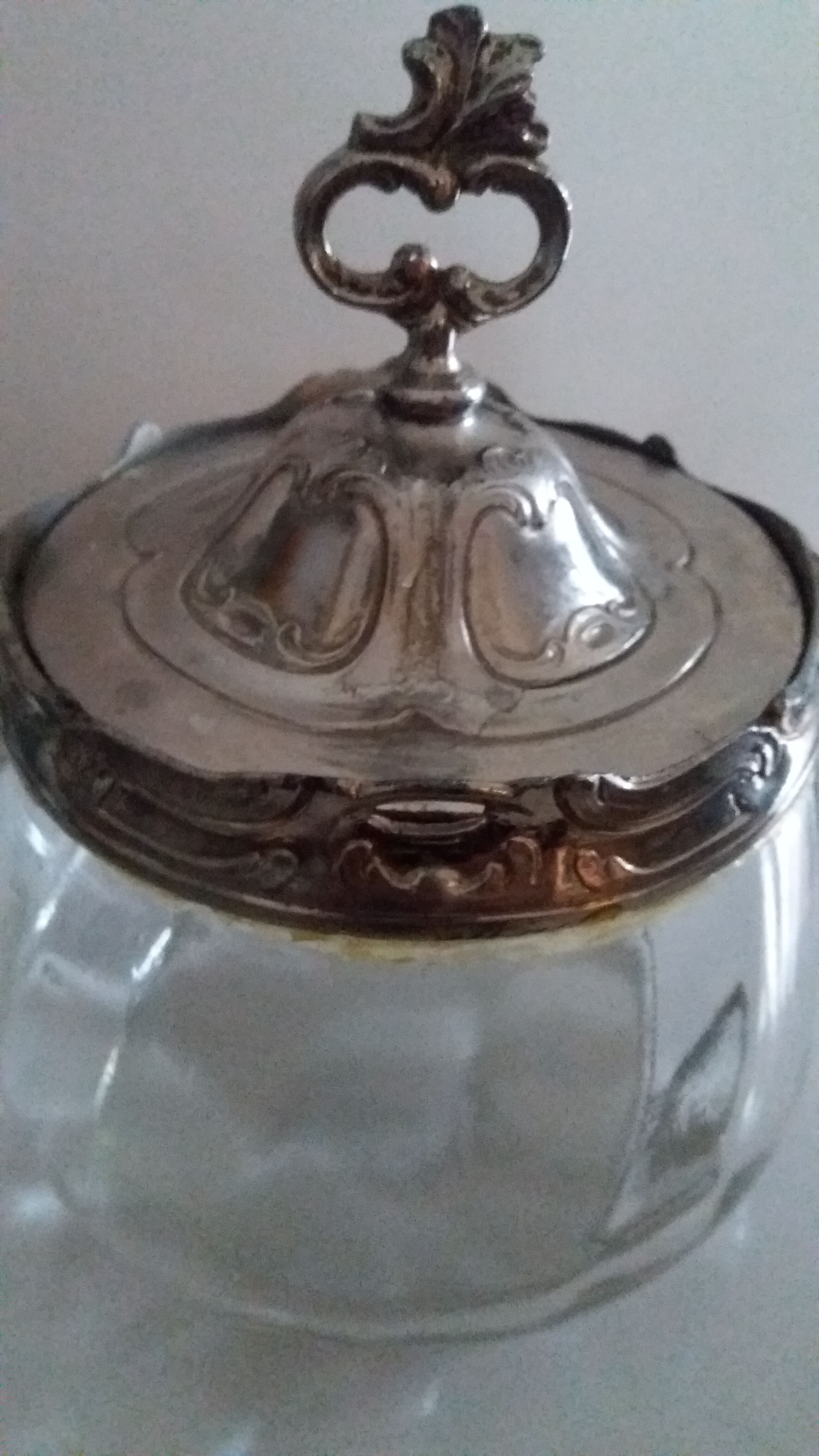 Sugar bowl in silver metal