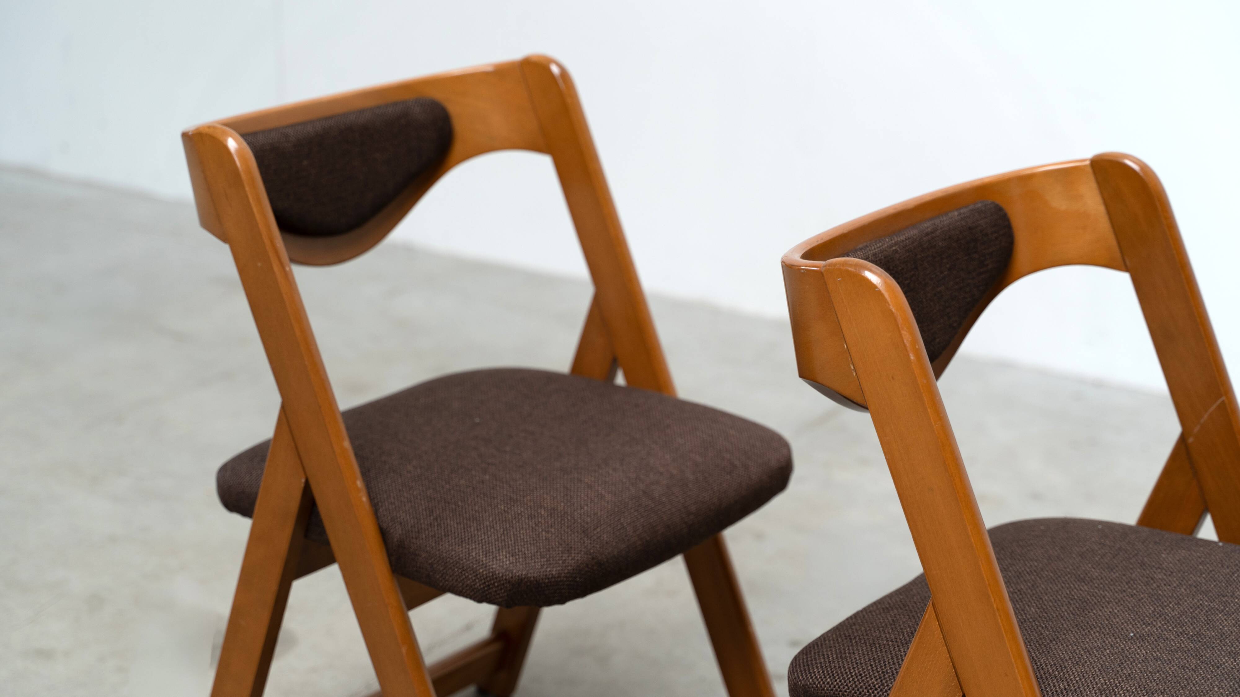 Ensemble de six chaises de salle à manger sculpturales italiennes.